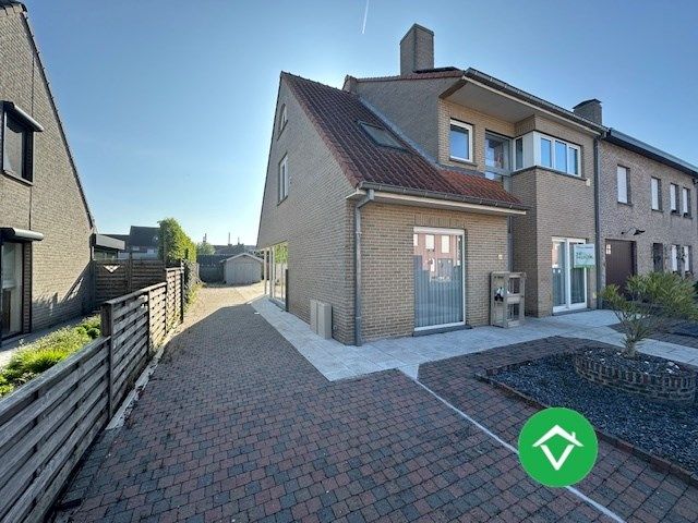 Instapklaar gelijkvloers appartement met tuin en garage in rustige wijk te Eernegem foto 3