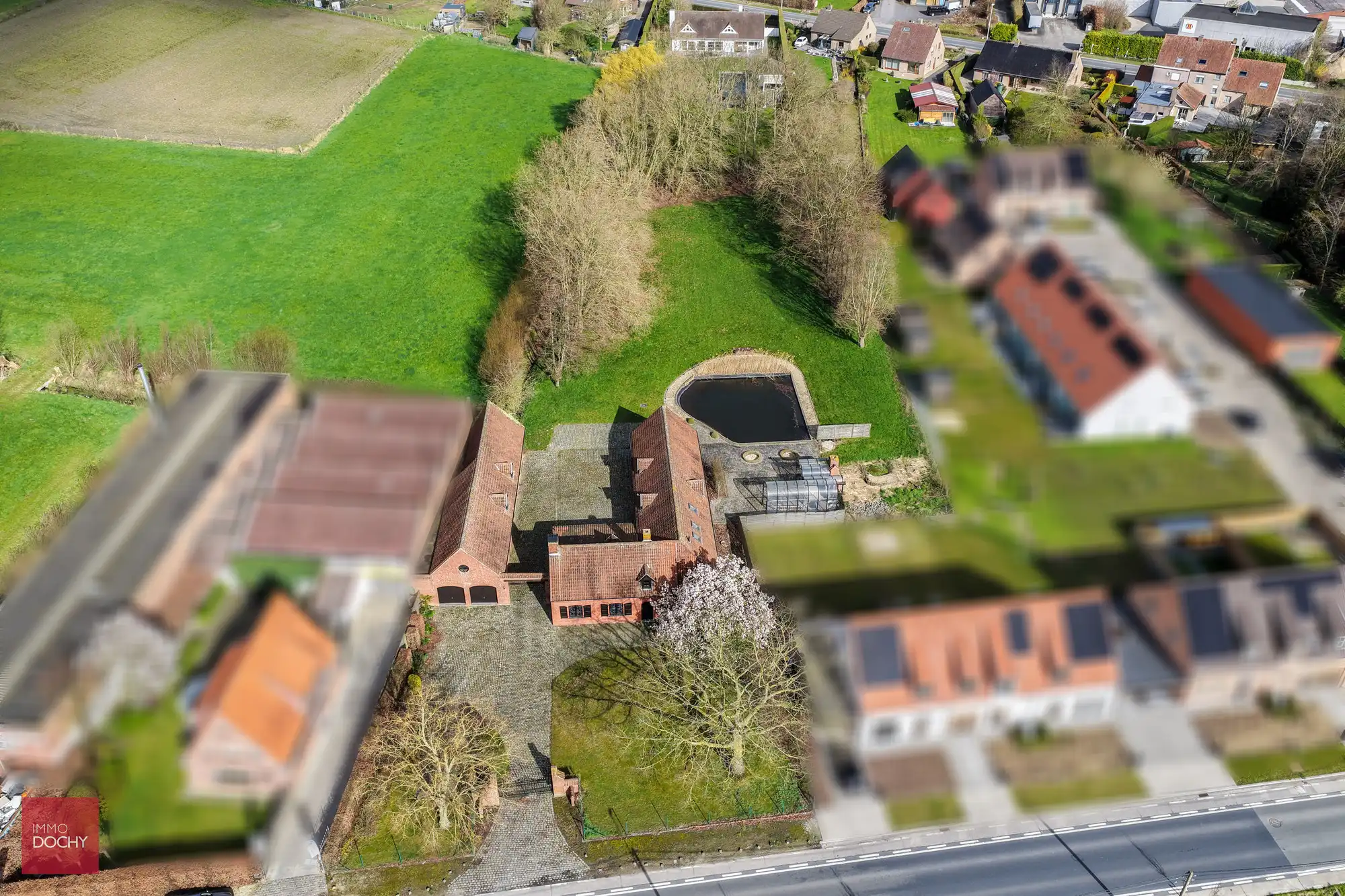 Hoofdfoto van de publicatie: Villa met paardenstallen op 4.876m²