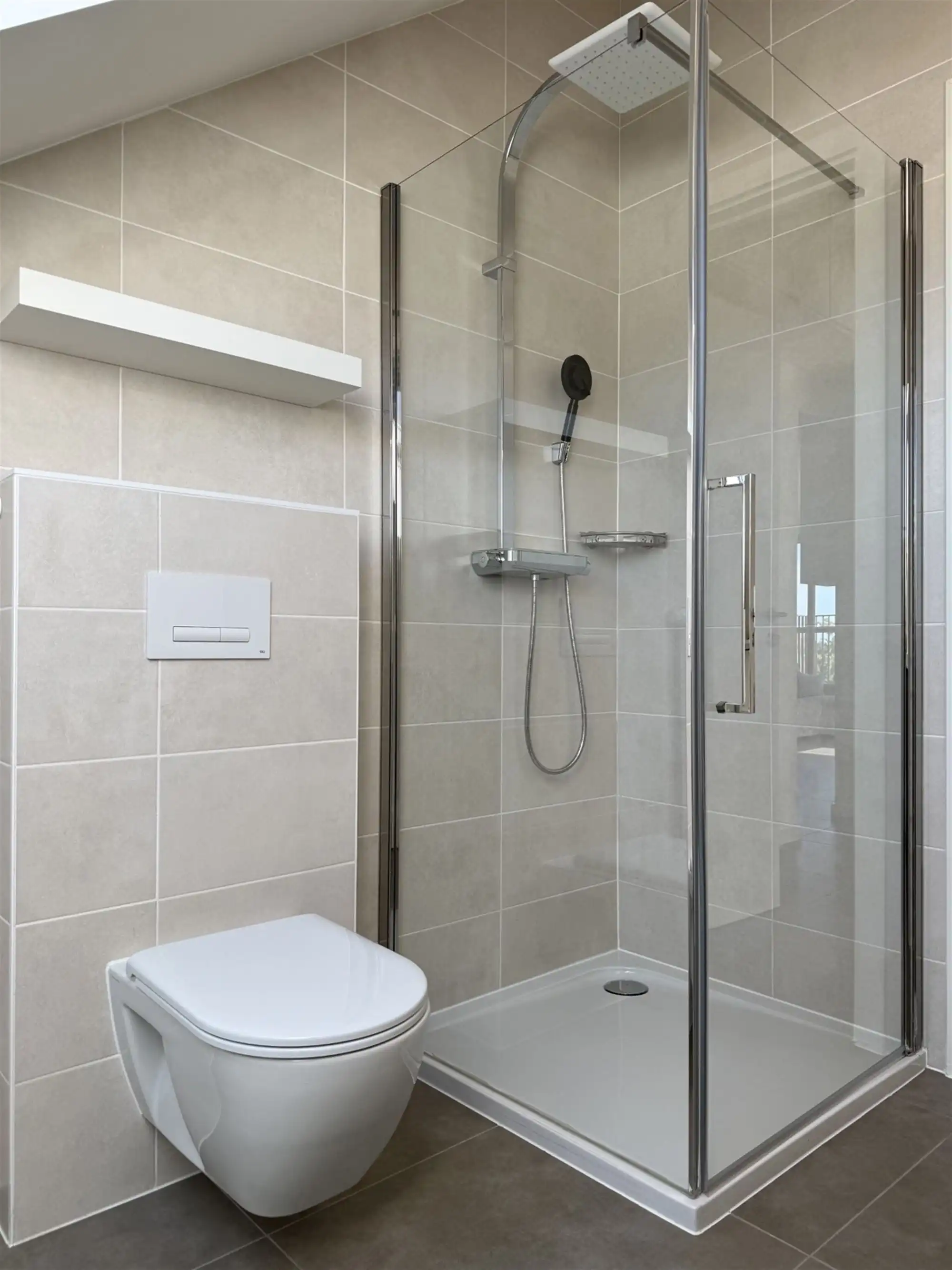 Recent, instapklaar APPARTEMENT met 2 slaapkamers, terras & overdekte autostaanplaats foto 10
