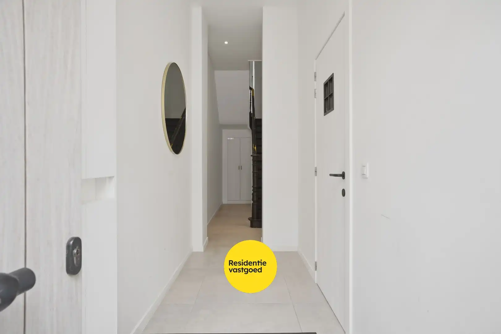 Subliem gerenoveerde herenwoning met 6 slaapkamers inclusief garage in Nieuwpoort-Stad op 135m² foto 2