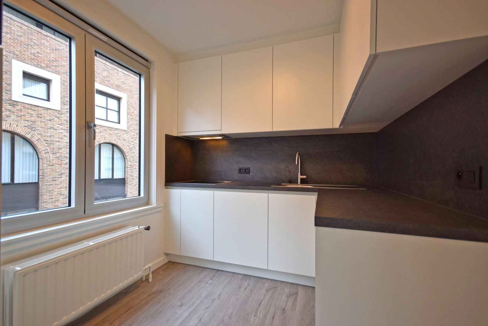 INSTAPKLAAR EEN-SLAAPKAMER APPARTEMENT IN CENTRUM ROESELARE foto 2