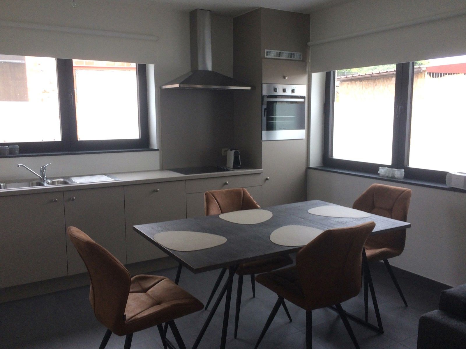 Bemeubeld appartement met één slaapkamer en autostaanplaats foto 5