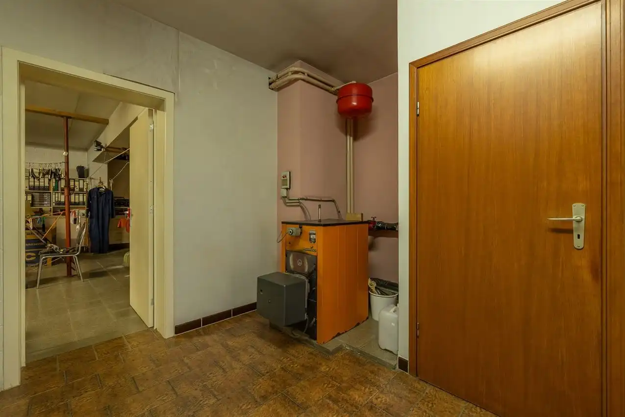 Handspand met ruime woonst en magazijn foto 8