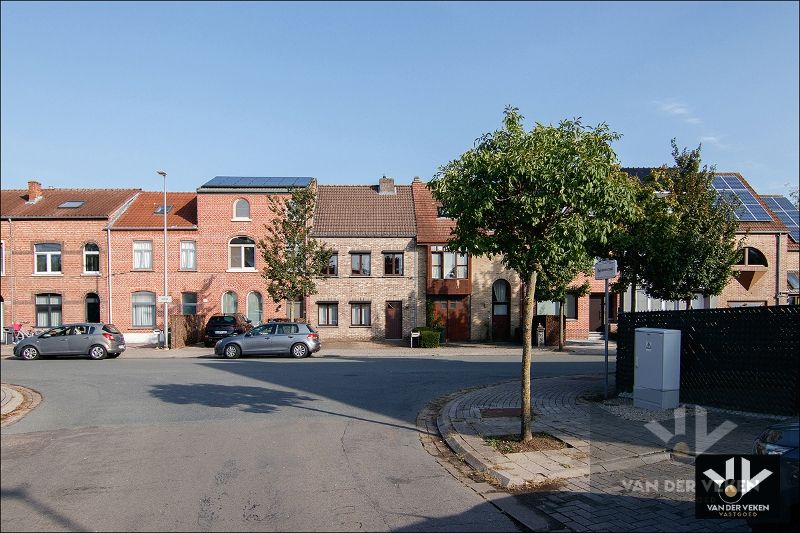 Charmante en verzorgde rijwoning met gezellig stadstuintje en 2 parkeerplaatsen in hartje Runkst foto 2
