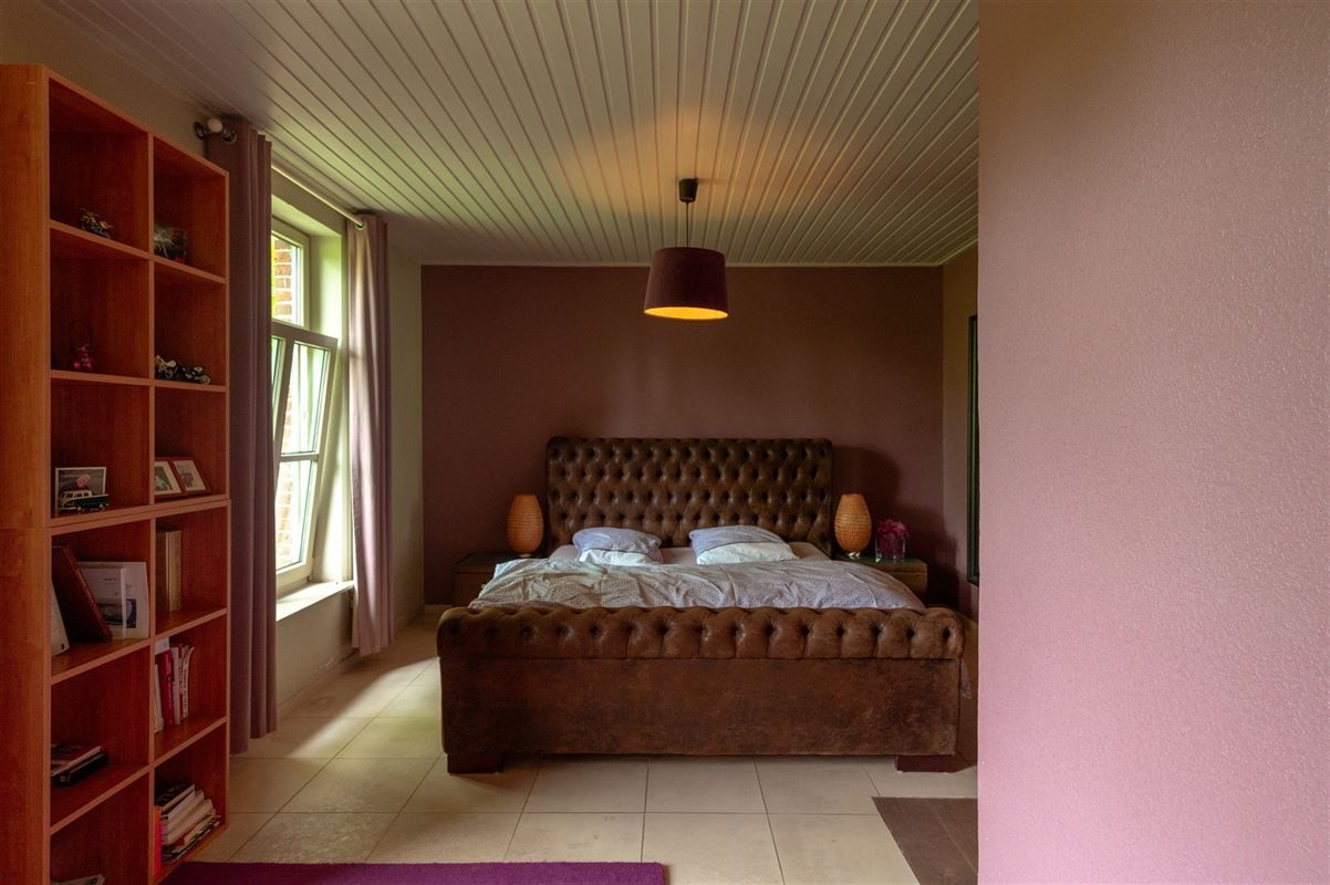 Charmante hoeve met loods en idyllische tuin te koop in Zwevegem foto 12