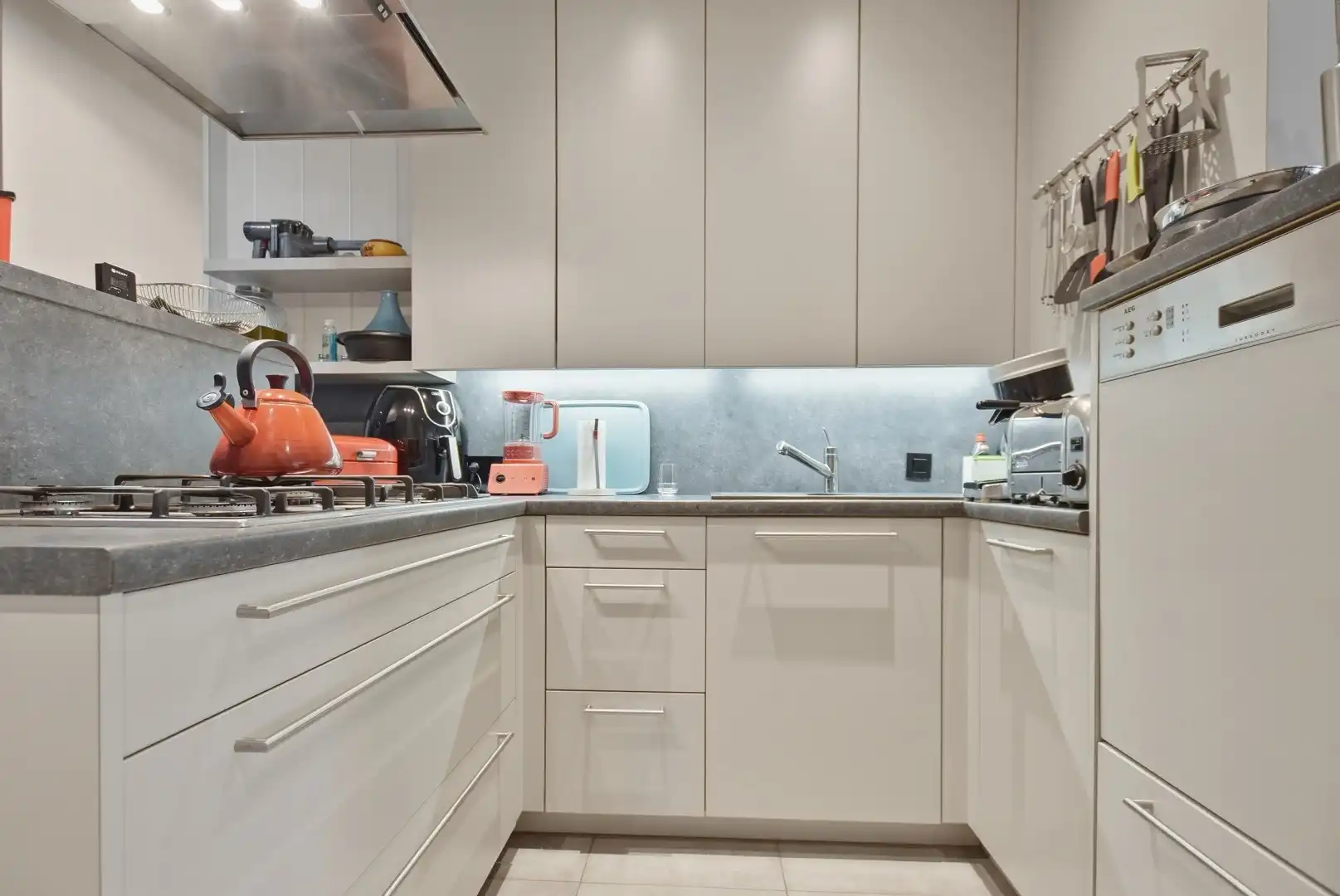 Prachtig onderhouden gelijkvloersappartement van maar liefst 175m² gelegen op 50m van het strand te Sint-Idesbald. foto 6