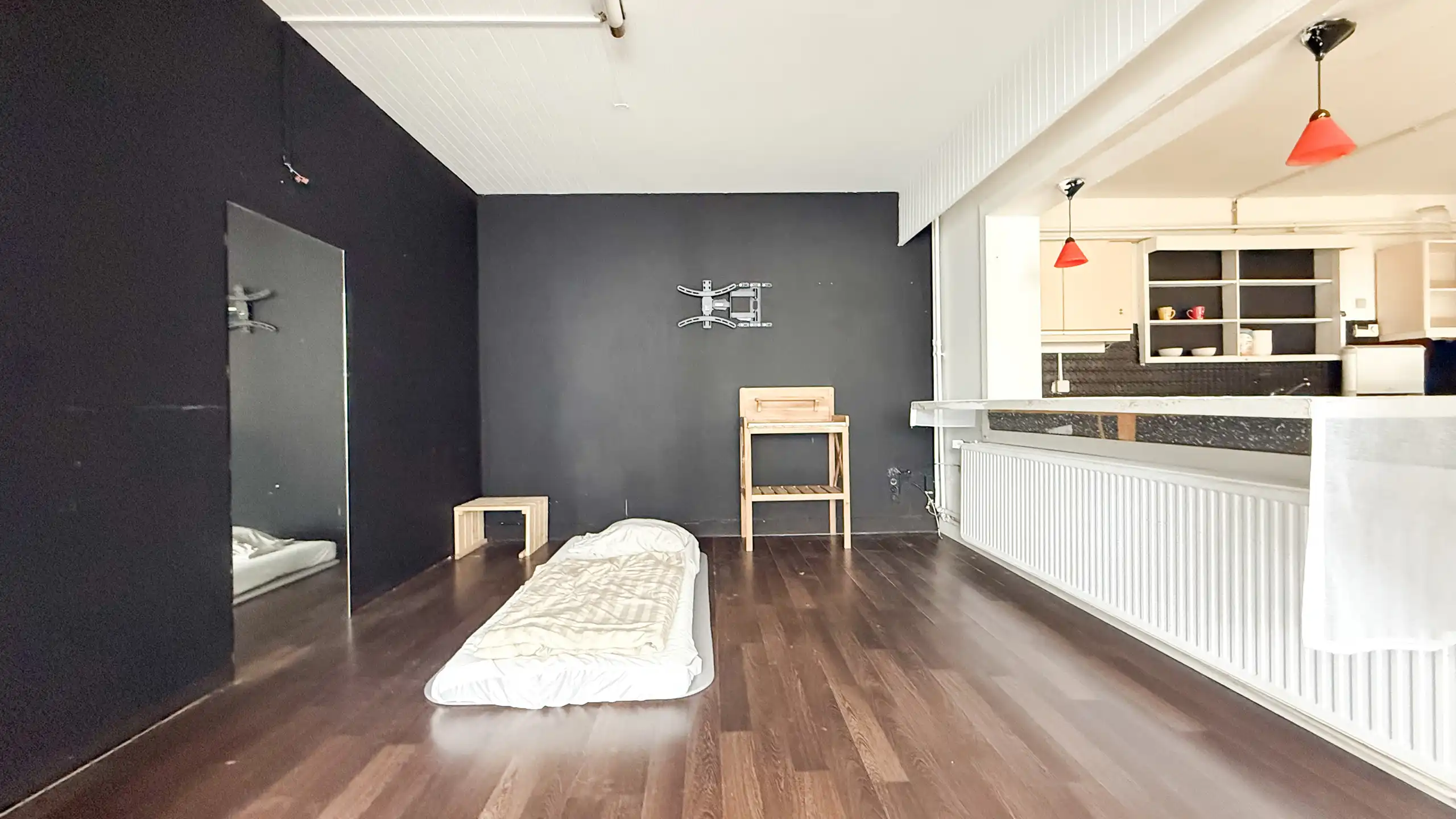 Deels gerenoveerde woning met ruime leefruimte en 3 slpkms! foto 3