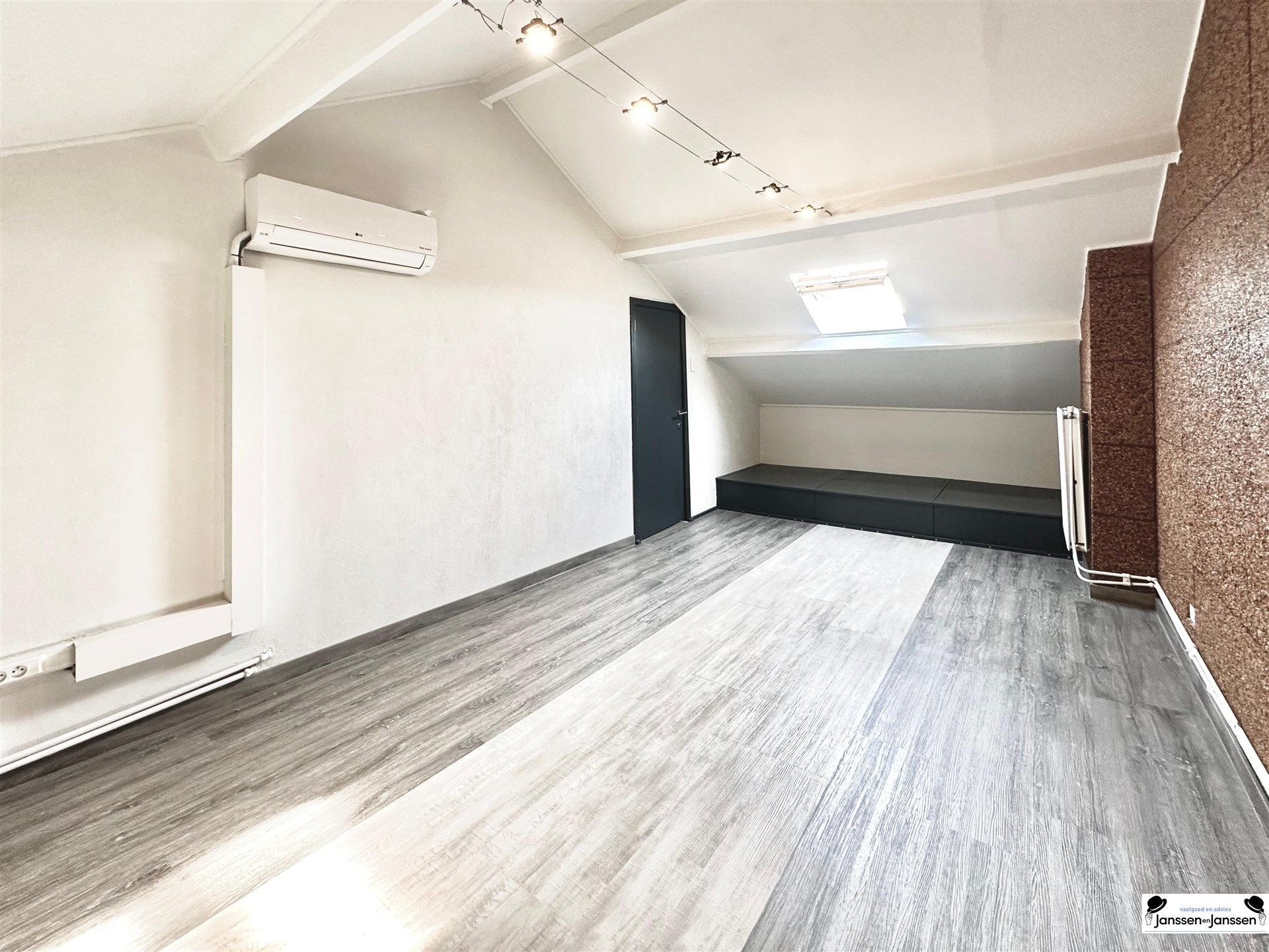 Duplex Appartement (108m²) met 3 tot 4 Slaapkamers, Garagebox en Terras (30m²) in Schoten foto 12