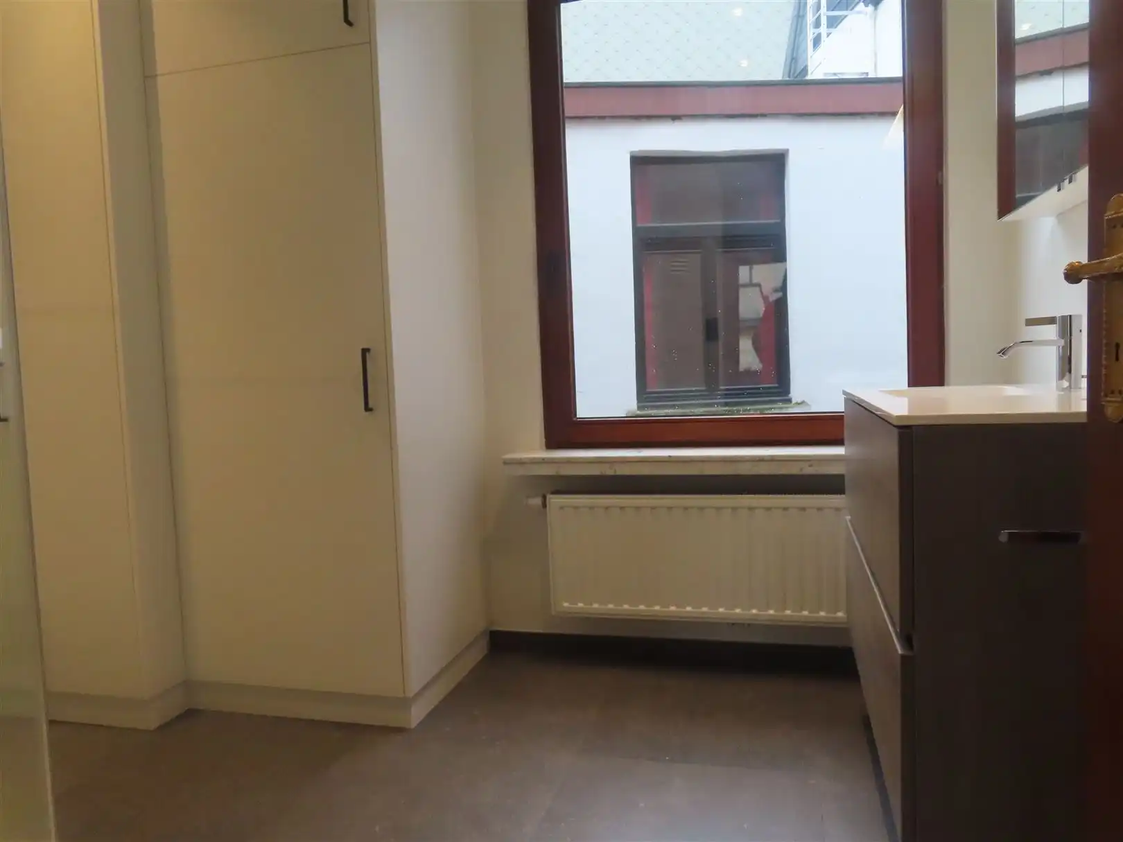 Duplex appartement in hartje Antwerpen met 2 slaapkamers, 2 badkamers, ingerichte dressing, bureau en zonneterras! foto 13