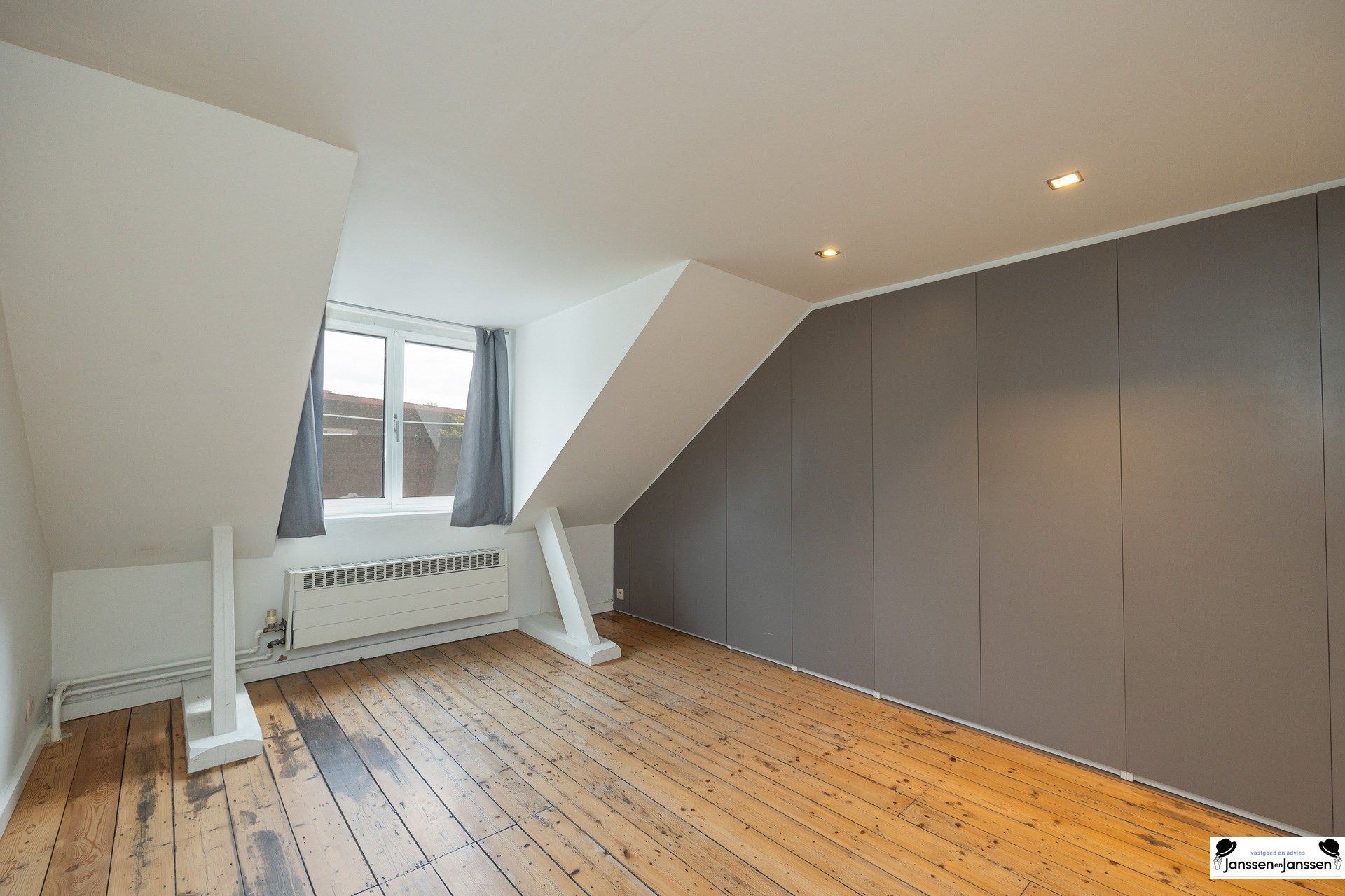 Gerenoveerd herenhuis met architecturale gevel  foto 25