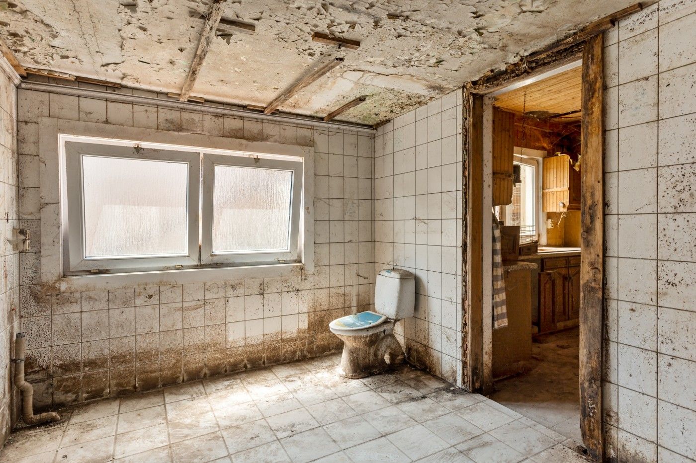 Ruime, volledig te renoveren woning met 4 slpk. en tuin in centrum Stabroek foto 9