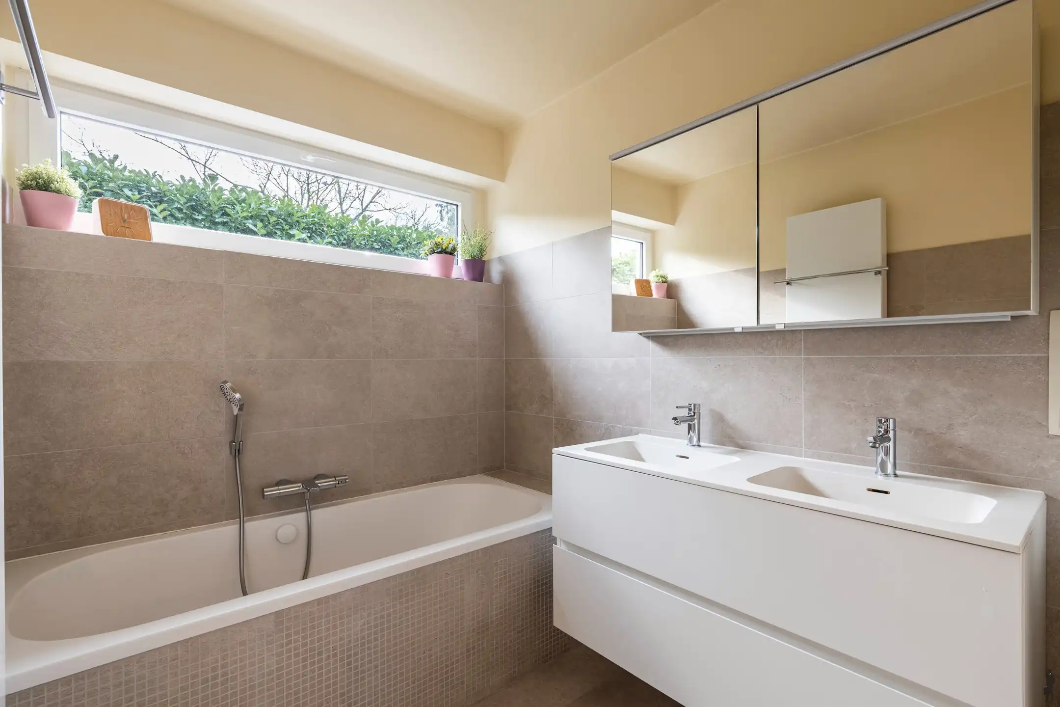 Ruime villa in rustige straat met prachtige zuid-west tuin foto 21