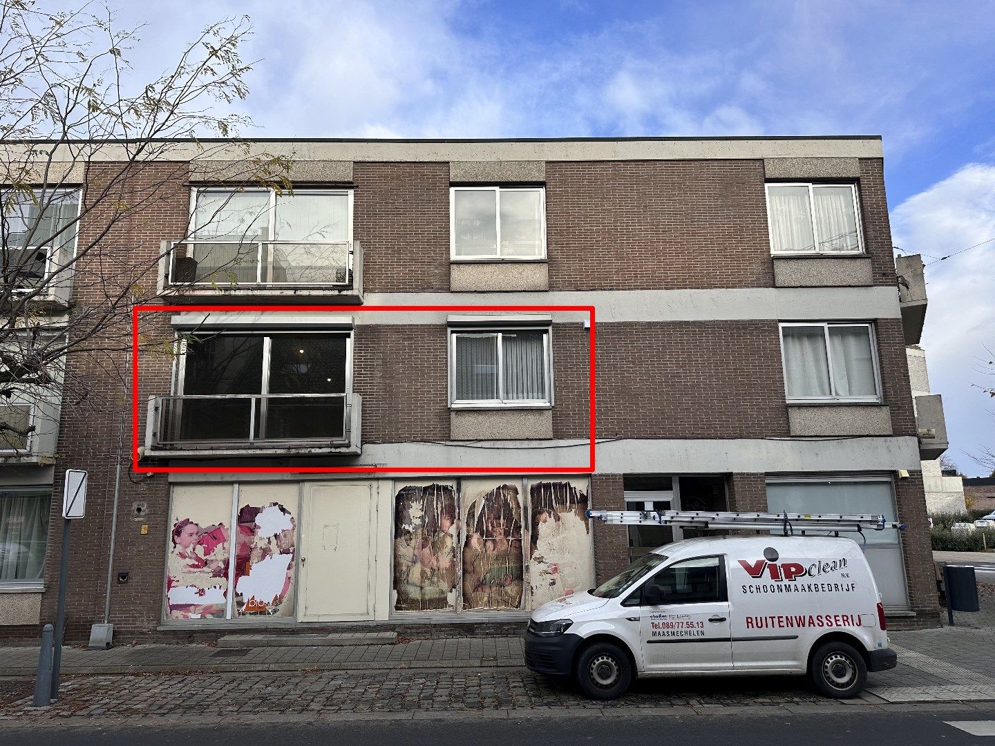 GERENOVEERD APPARTEMENT MET 2 SLPK, KELDER EN GARAGE IN LANAKEN CENTRUM! foto {{pictureIndex}}