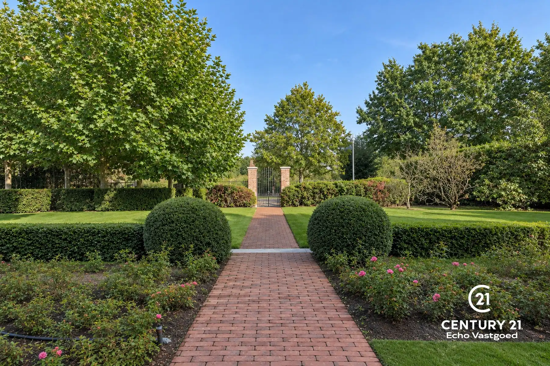 Statige, recente villa met parktuin en tijdloze klasse foto 4