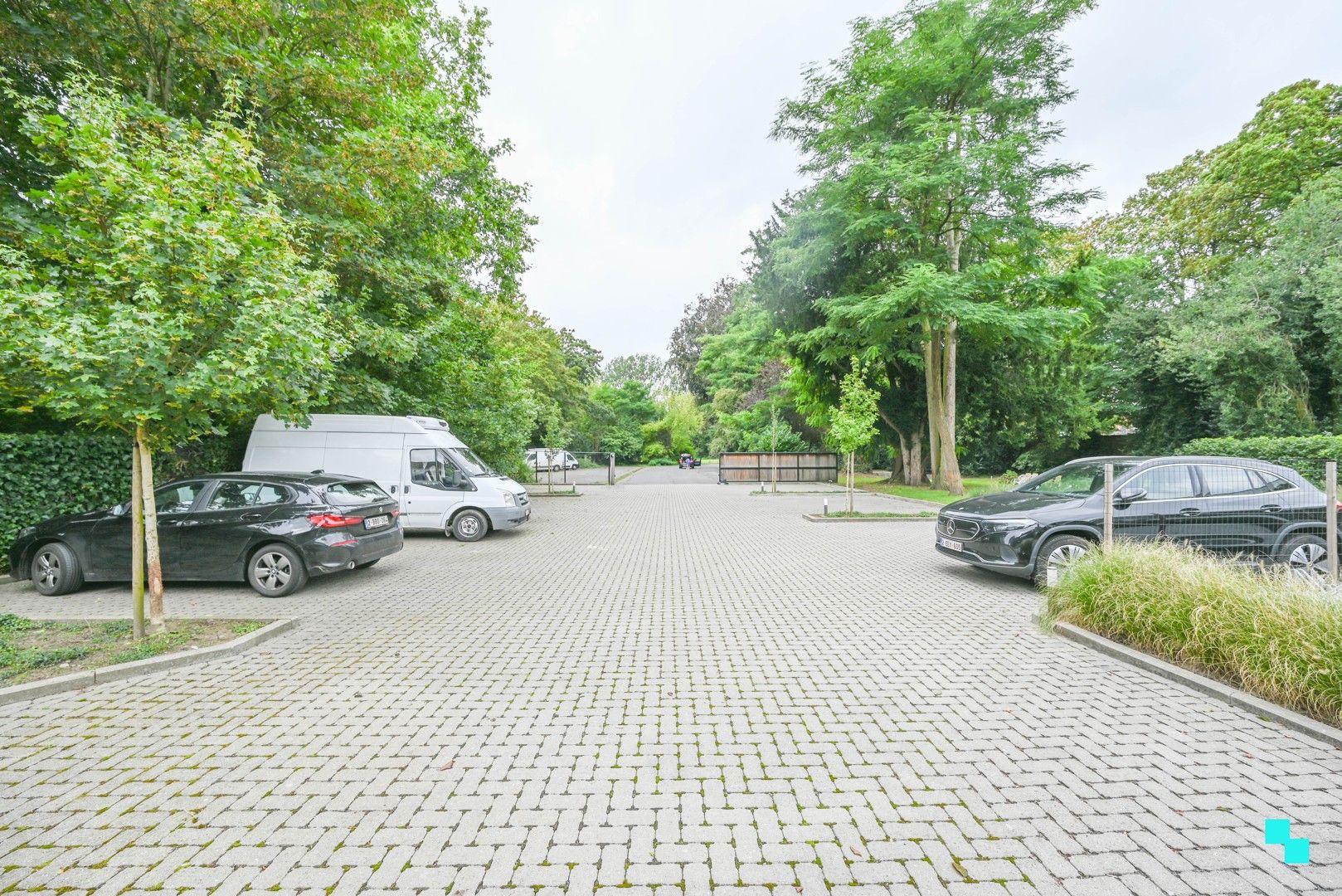 Centraal gelegen parkeerplaatsen in Oostrozebeke foto 5