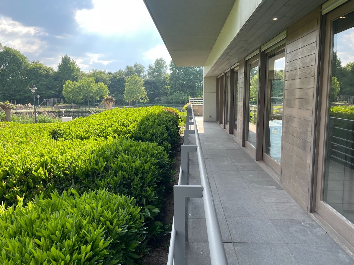 LUXE APPARTEMENT + zeer riant zongericht terras, dubbele garage & (wijn)kelder foto 56