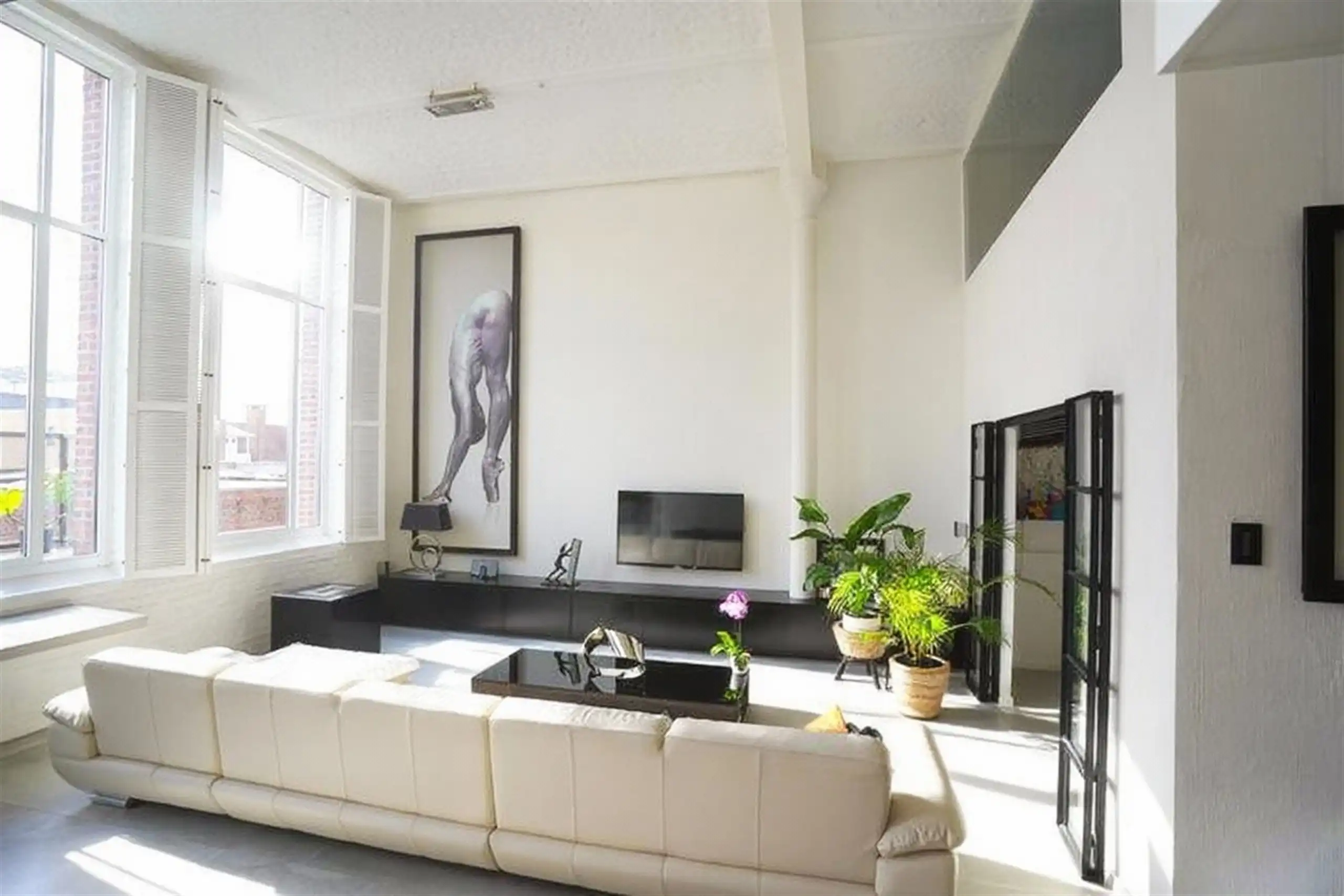 Architecturale luxe loft – zeldzaam, stijlvol & met staanplaats... foto {{pictureIndex}}