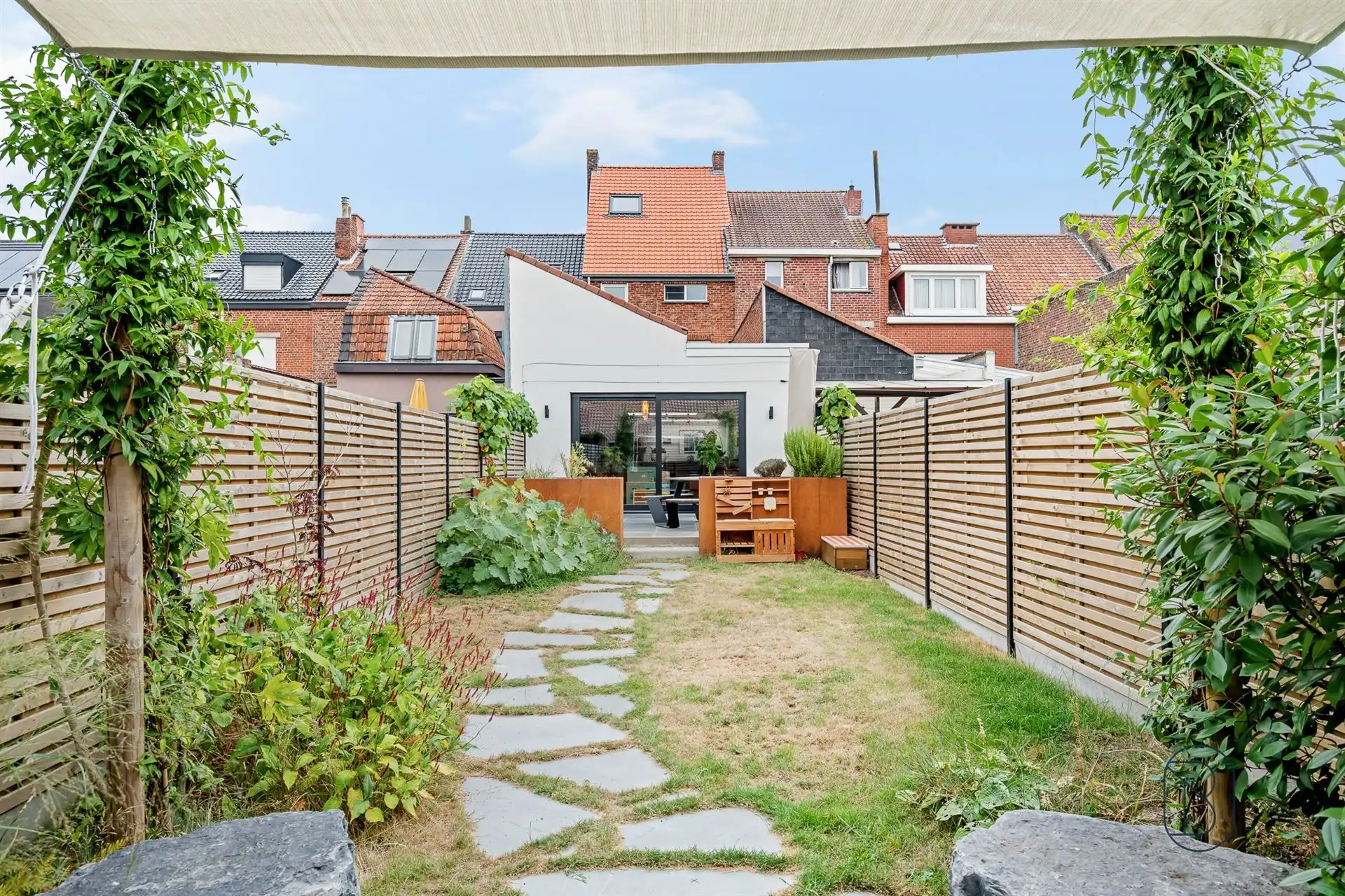 Recent gerenoveerde woning met 3 slk en leuke tuin! foto 2