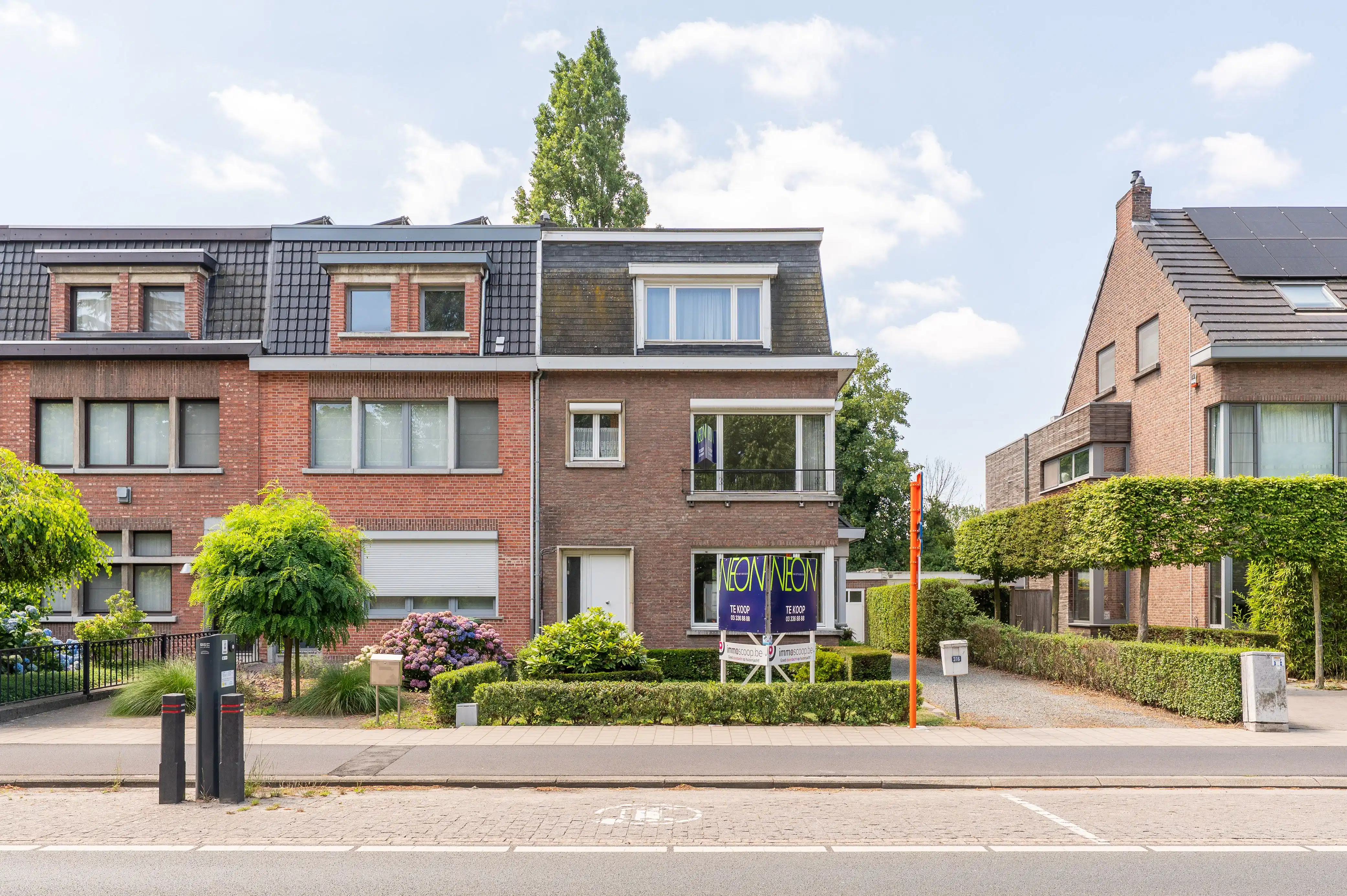 Halfopen bebouwing met veel potentieel, zonnige tuin en garage in Kapellen! foto 2