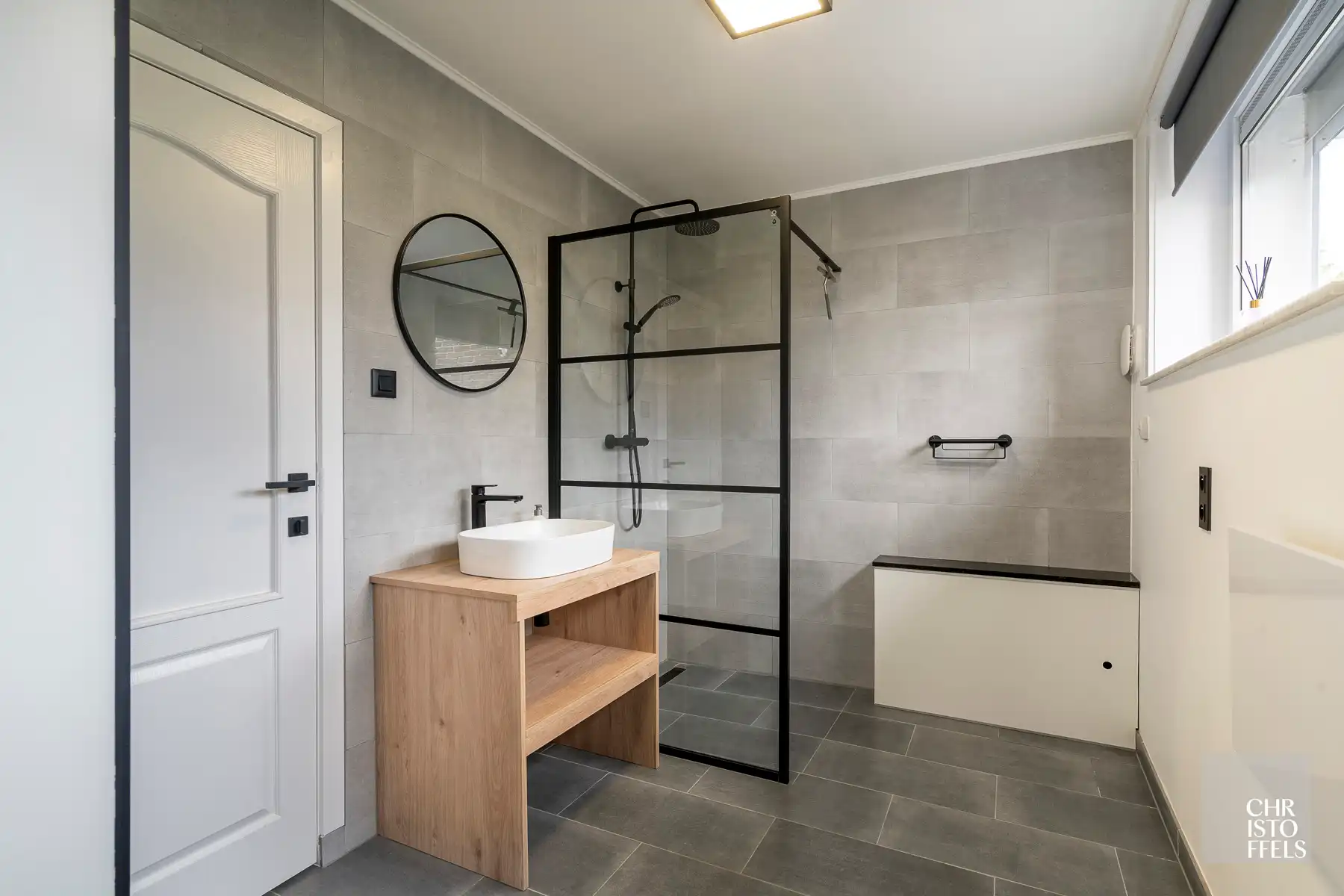 Uitzonderlijk ruime (440m²!) en volledig gerenoveerde woning met commerciële topligging en tal van mogelijkheden in Lanaken! foto 26