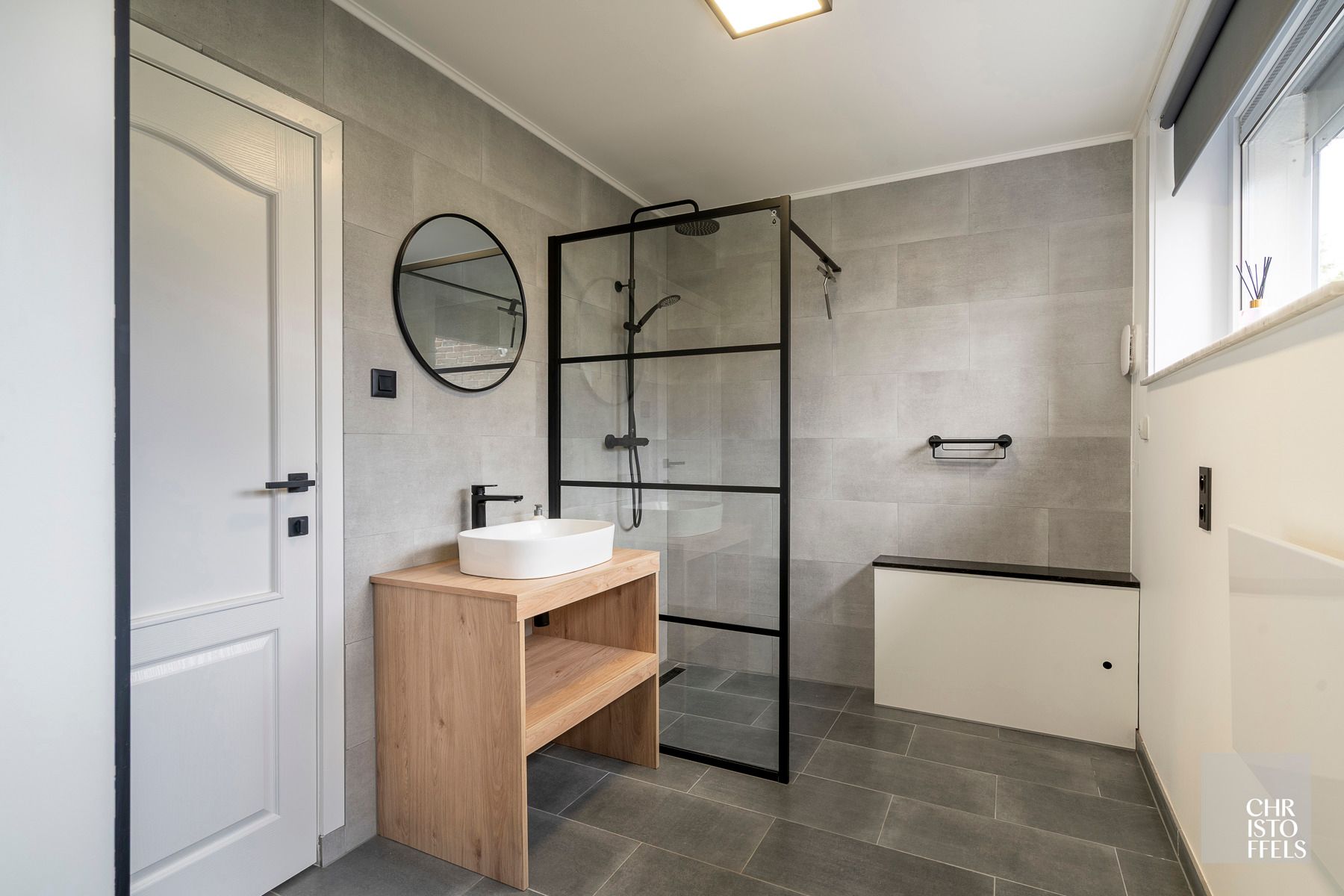 Uitzonderlijk ruime (440m²!) en volledig gerenoveerde woning met commerciële topligging en tal van mogelijkheden in Lanaken! foto 26