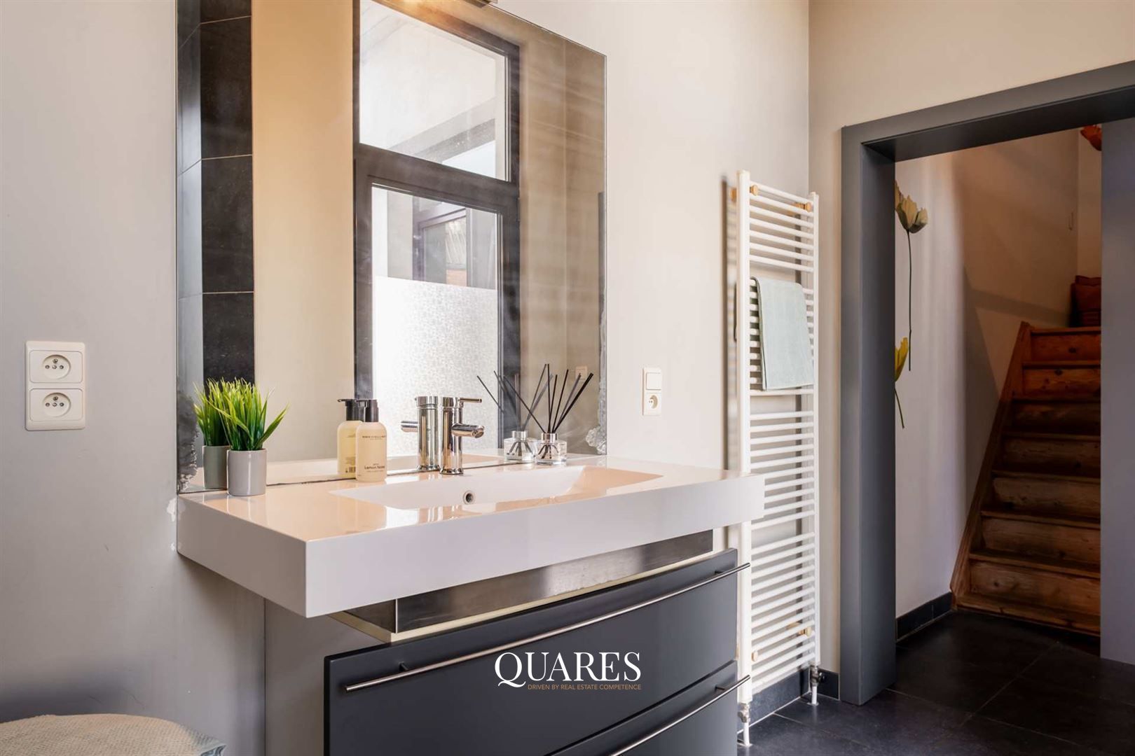 Instapklaar app. met terras in historisch centrum foto 16