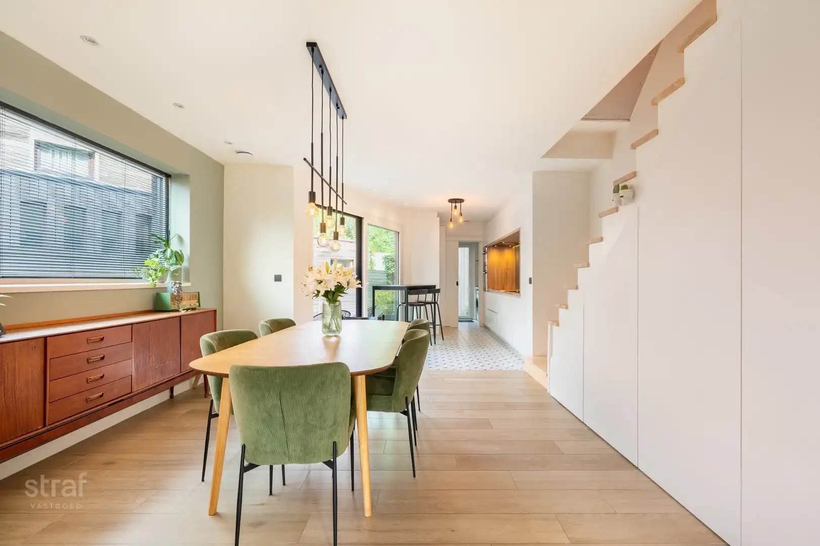 Bijna-nieuwbouwwoning met 4 slpks in hartje Zwijndrecht foto {{pictureIndex}}