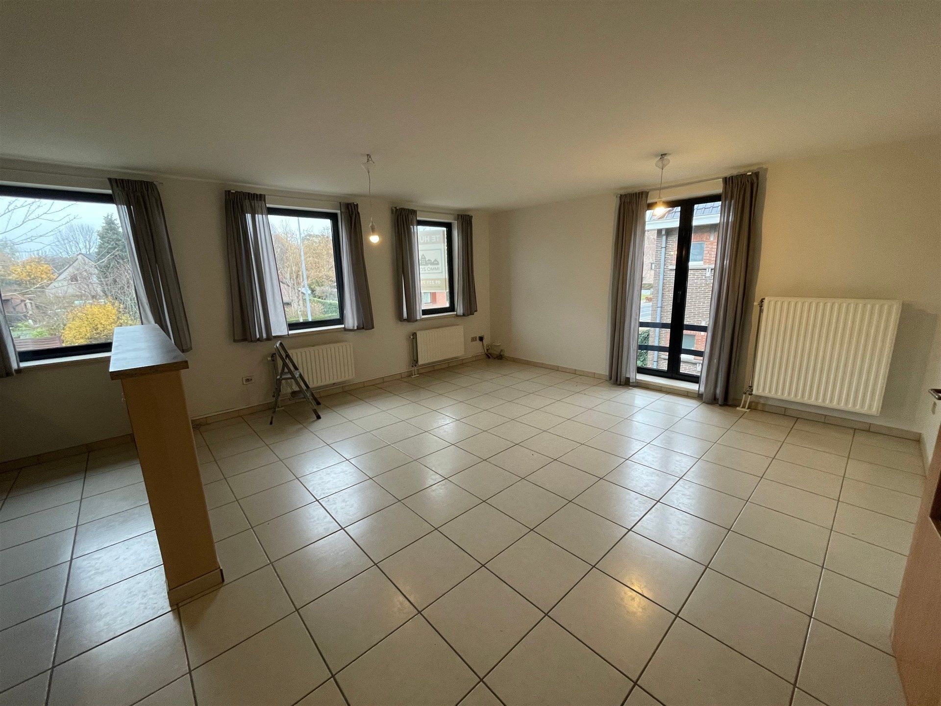 Gunstig gelegen 3 slaapkamer duplex appartement met garage.  foto 3