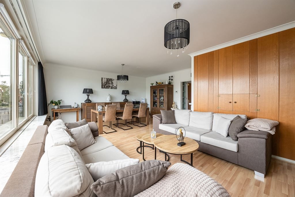 Woning vol potentieel met grote zonnige tuin foto 2