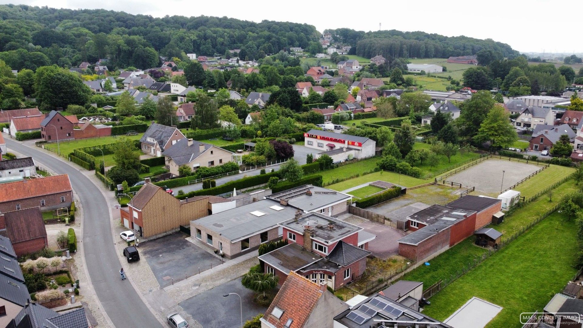 Twee woningen, handelspand met weide, piste en stallen op meer dan 4300m2 in Kluisbergen foto 3