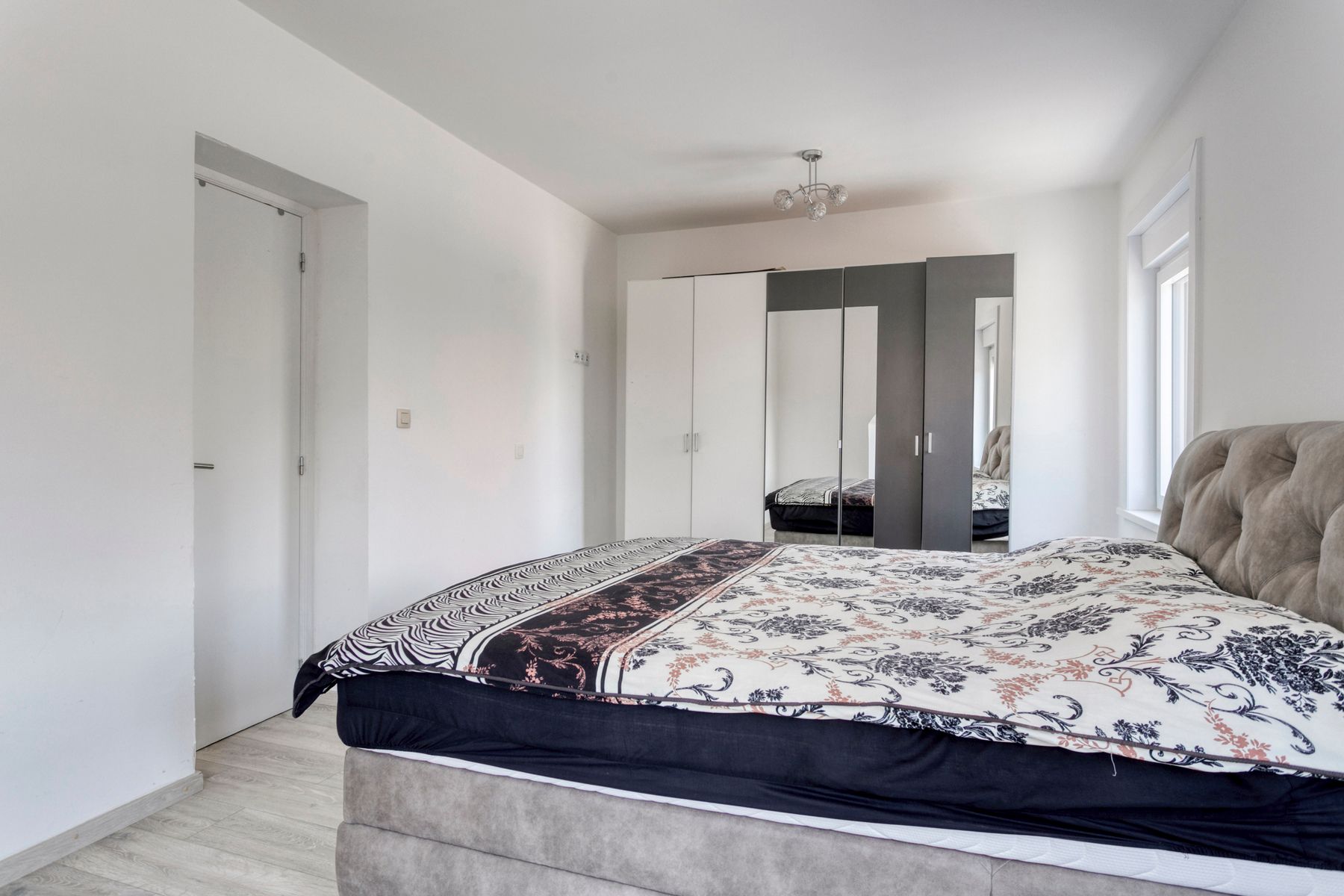 Ruime kloeke gerenoveerde woning met garage !!!! foto 10