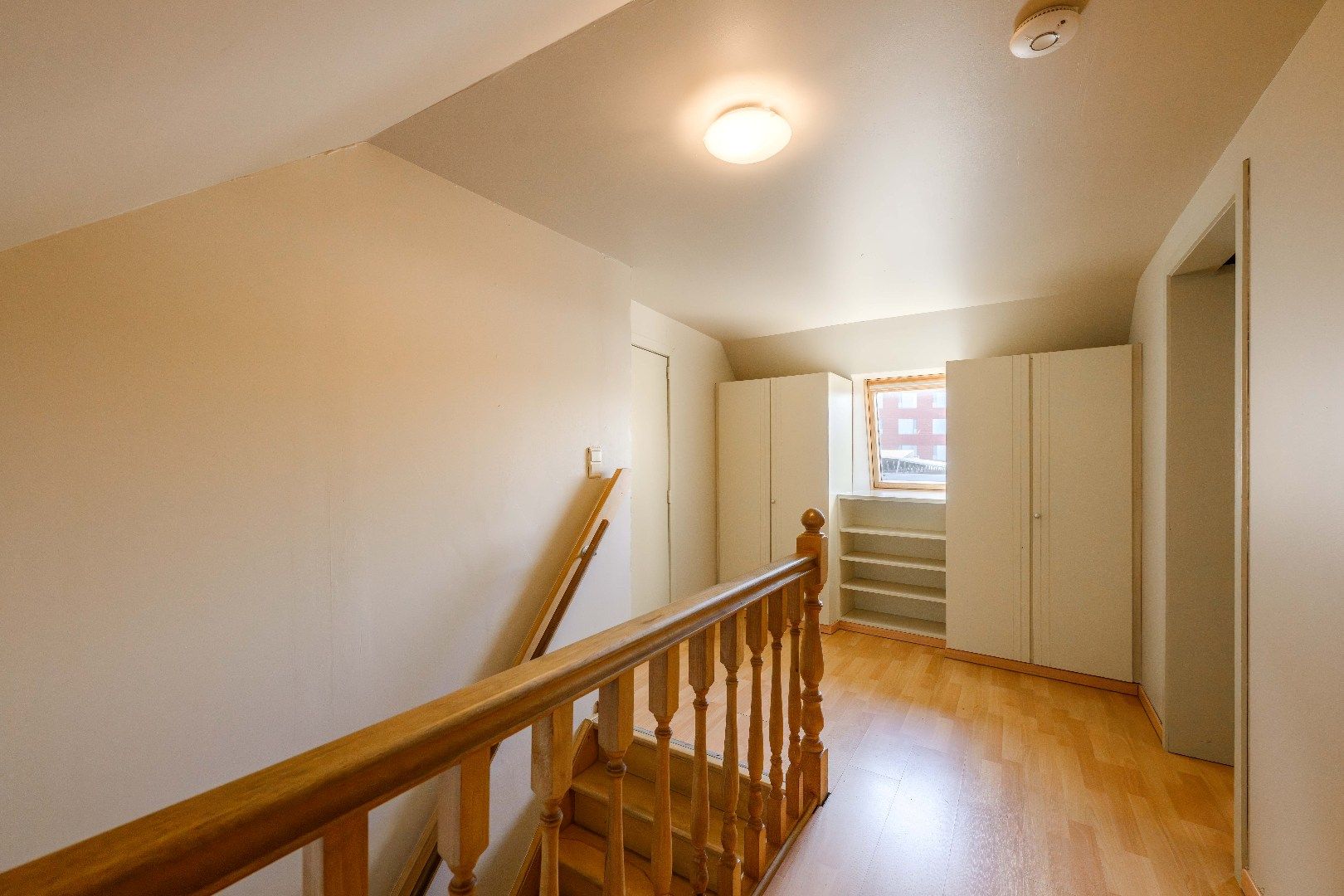 INSTAPKLARE STADSWONING (2 SLPKS) IN HARTJE TIELT MET GARAGE! foto 9