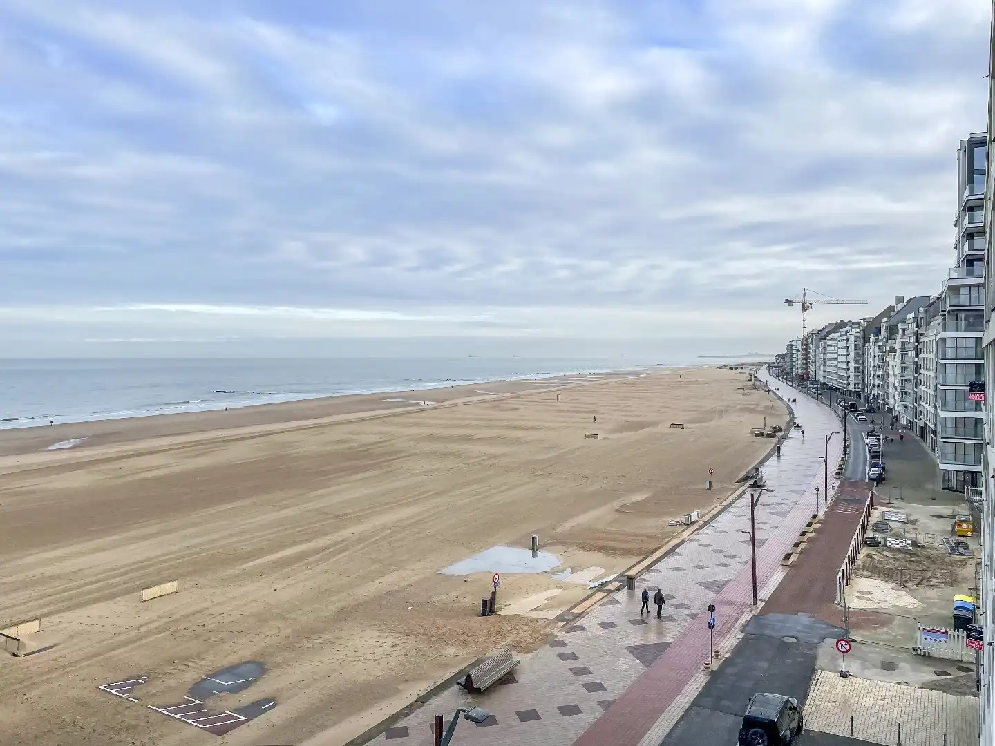 Verzorgd appartement met FRONTAAL ZEEZICHT, gelegen op de zeedijk vlakbij het Albertplein. foto 7