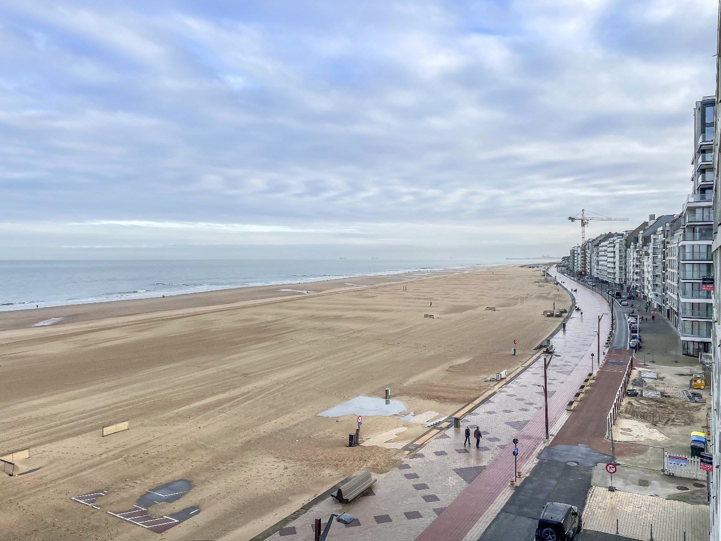 Verzorgd appartement met FRONTAAL ZEEZICHT, gelegen op de zeedijk vlakbij het Albertplein. foto 7