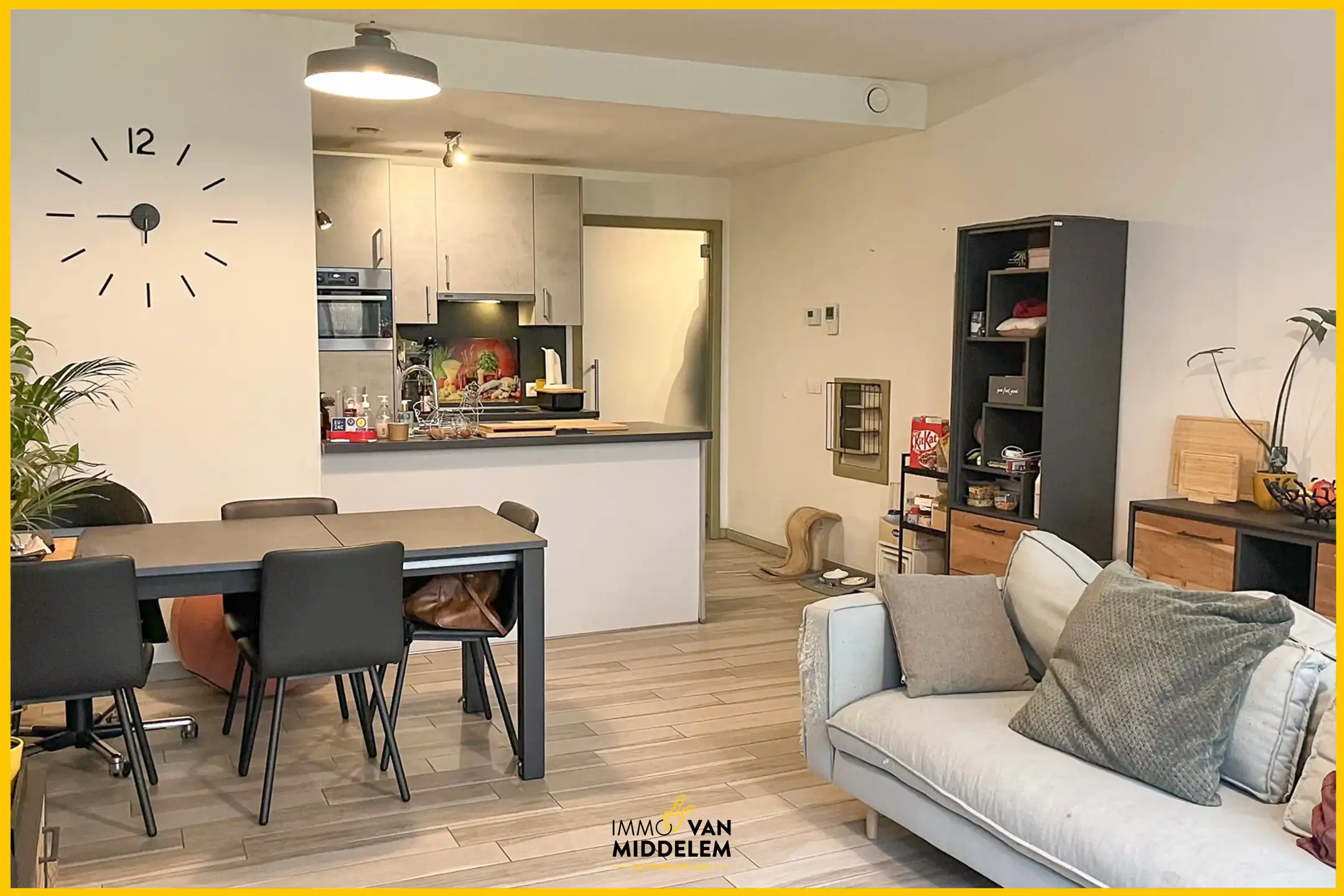 GELIJKVLOERS APPARTEMENT MET 3 SLAAPKAMERS EN STAANPLAATS foto 3