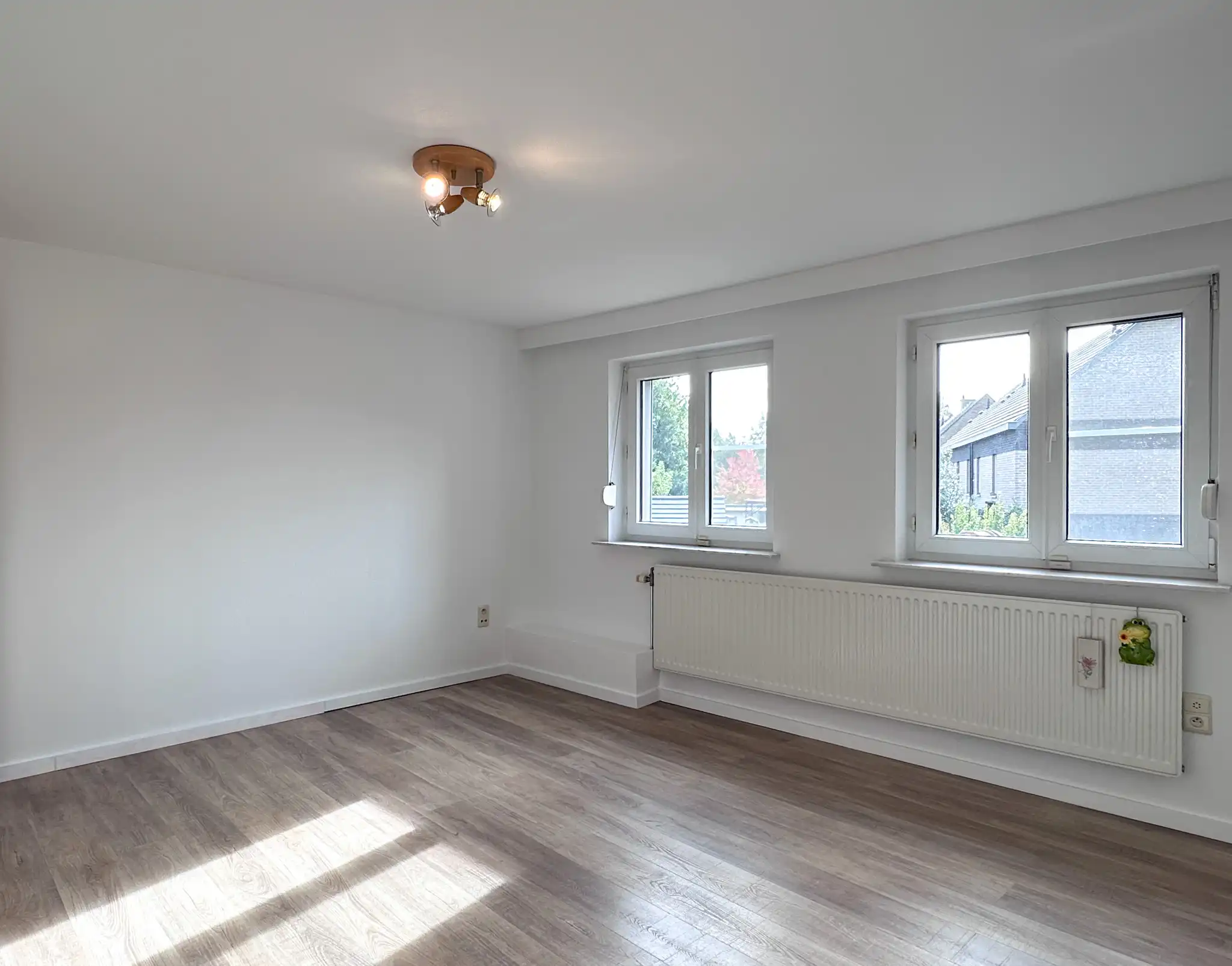 Woning met twee slaapkamers, dressing, garage en tuin te huur in het hartje van Melsele foto 10