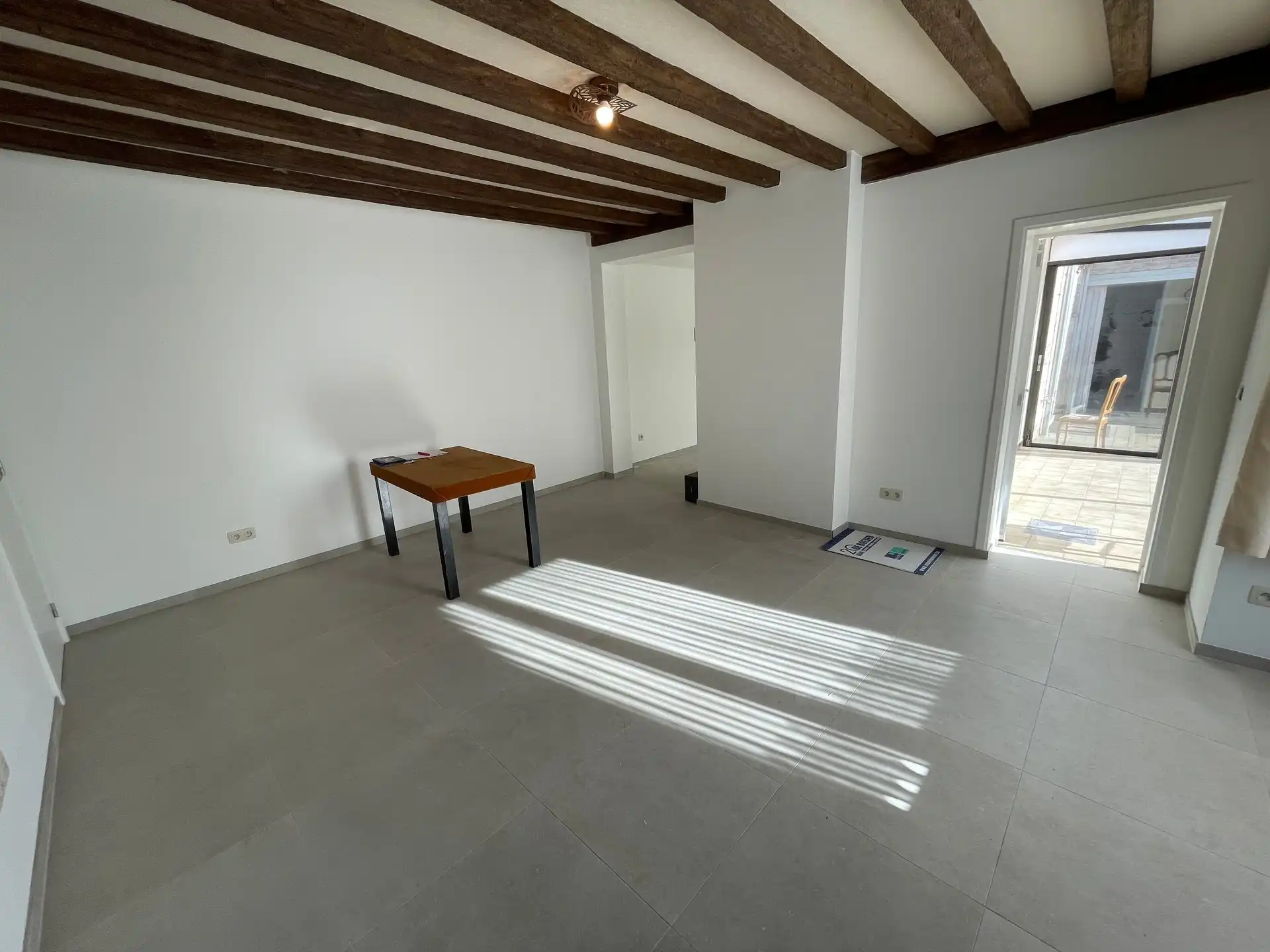 Gunstig gelegen totaal gerenoveerde woning met ruim magazijn. foto 3