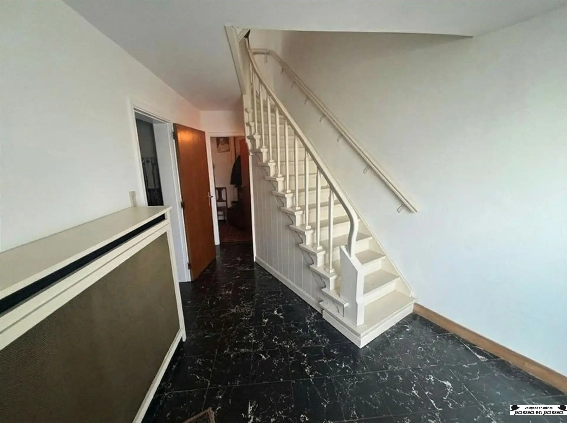 Centraal gelegen woning nabij het centrum van Brasschaat. foto 2