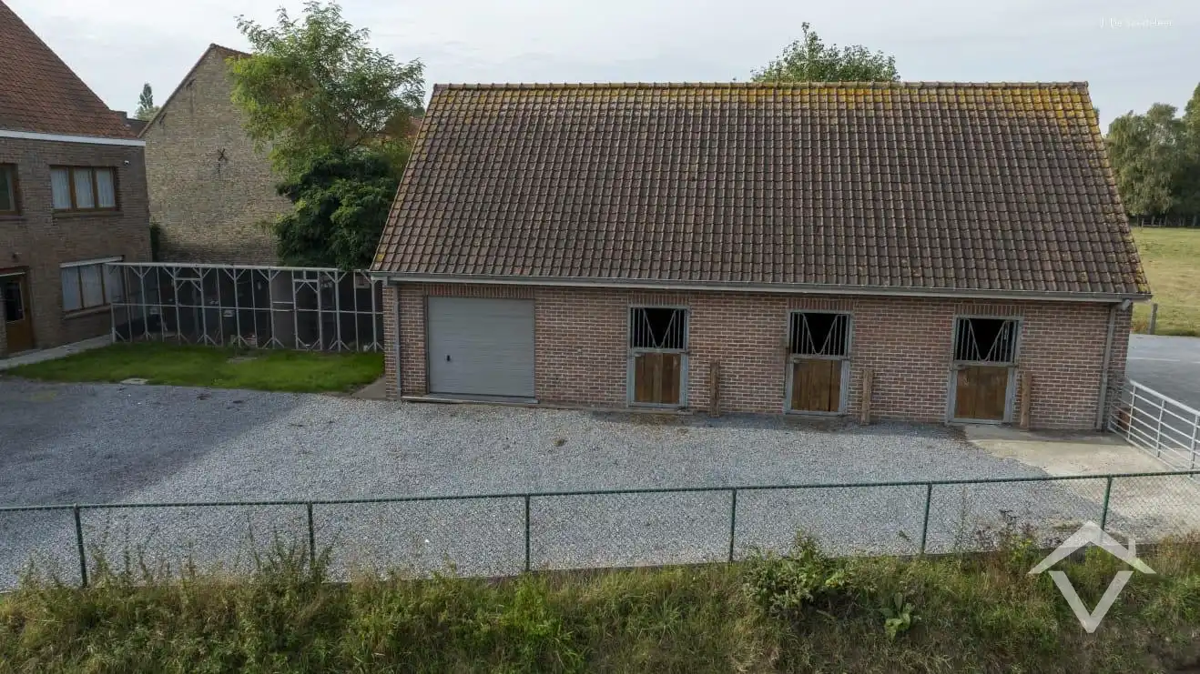 Alleenstaande woning met naastliggend stuk bouwgrond en weide te Eernegem foto 5