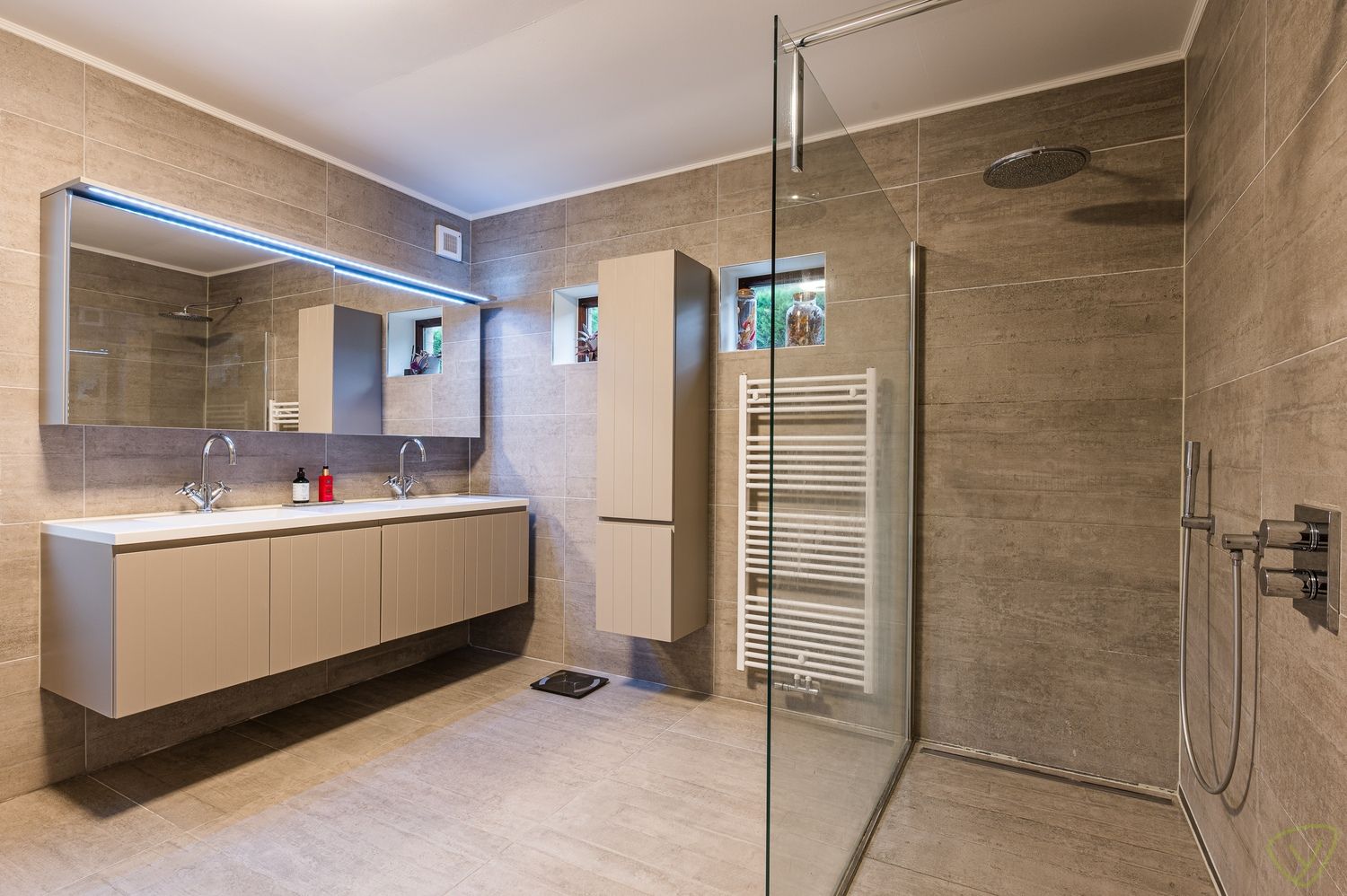 Prachtige open bebouwing met vijf slaapkamers op toplocatie foto 11