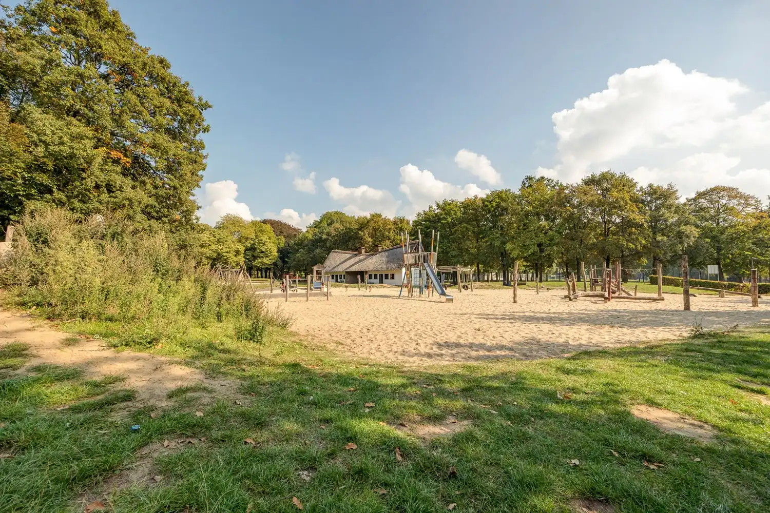 VERKOCHT: Ruim en lichtrijk appartement met zicht op Kiel Park foto 11