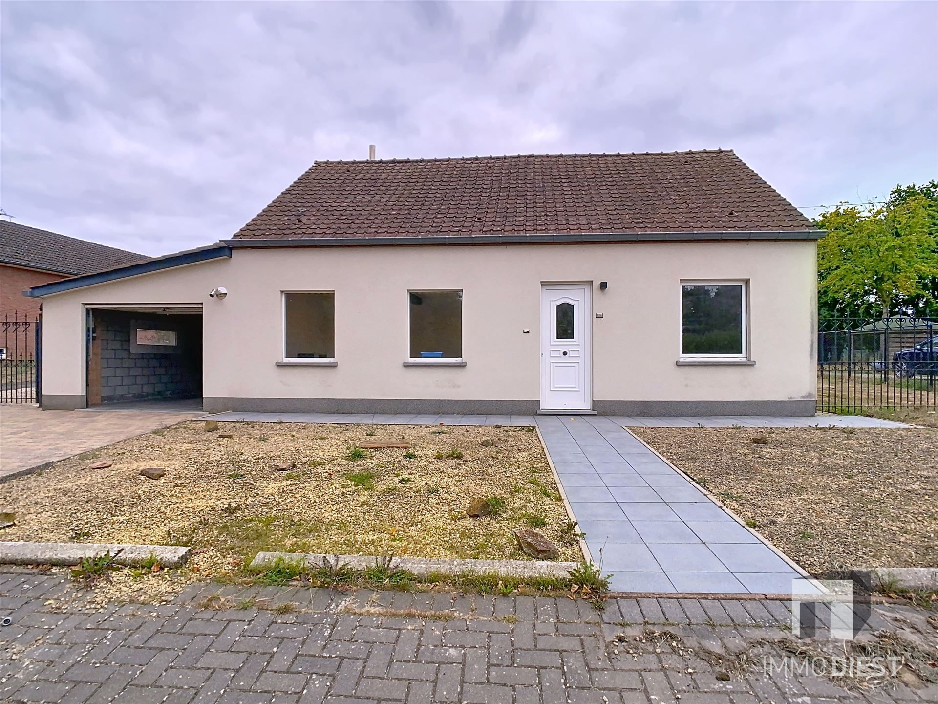 Hoofdfoto van de publicatie: Woning + tuin + bos-en weiland