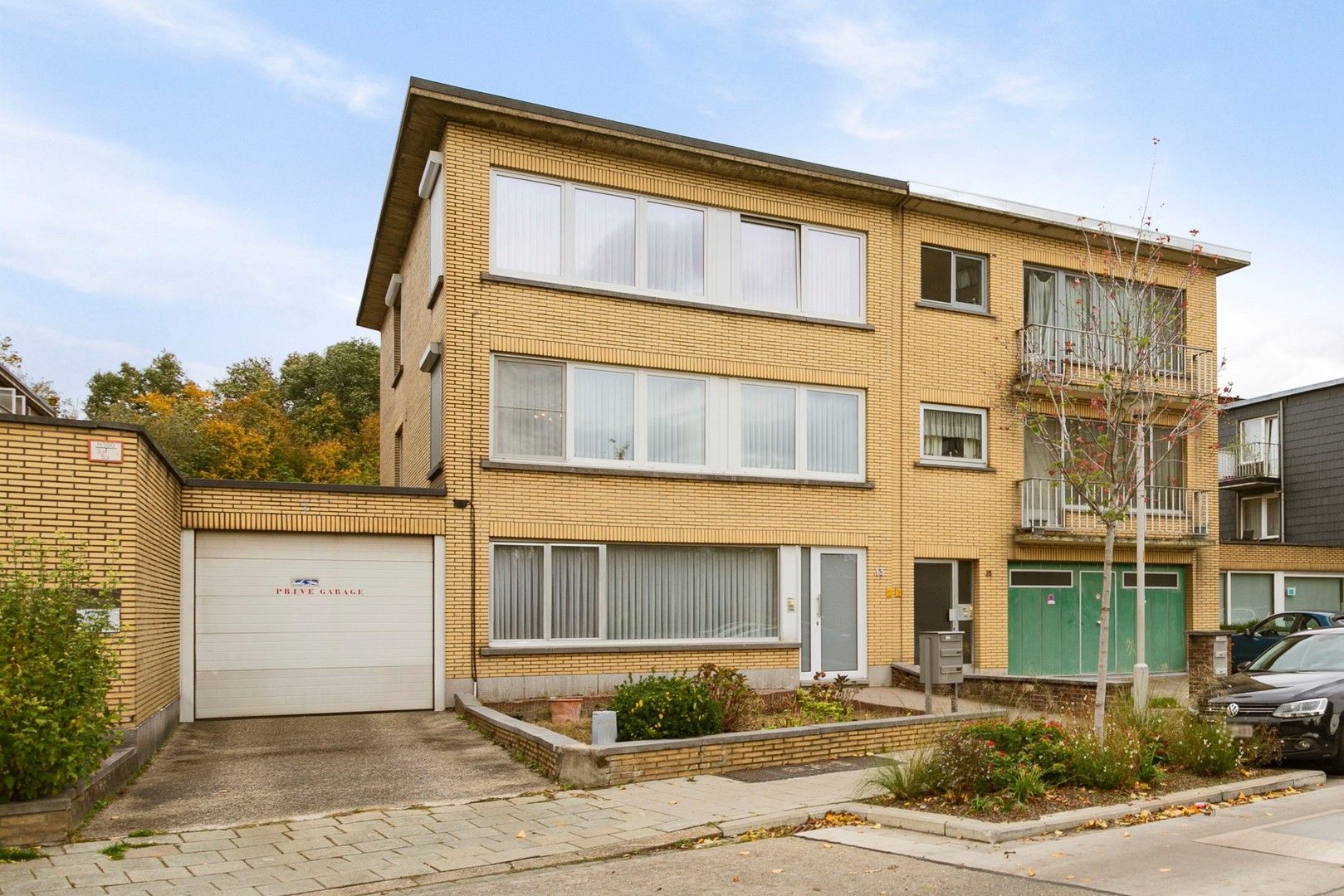 3 garageboxen op gegeerde locatie, ideale opbrengsteigendom. foto {{pictureIndex}}