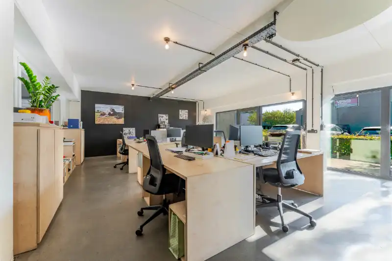 Instapklaar bedrijfsgebouw op strategische ligging te huur in Roeselare foto 6