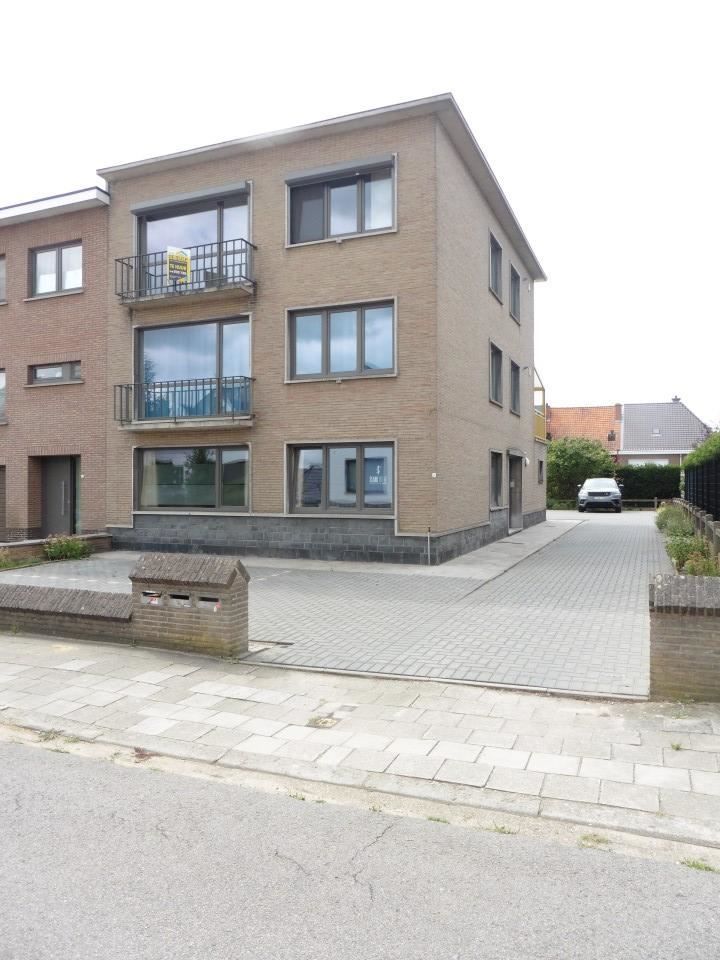 Appartement met kleine garageruimte/berging en 2 open staanplaatsen foto {{pictureIndex}}