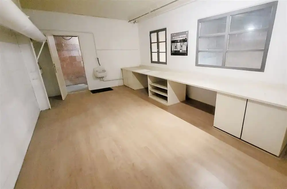 Opslag + kantoor + parking te Deurne foto {{pictureIndex}}