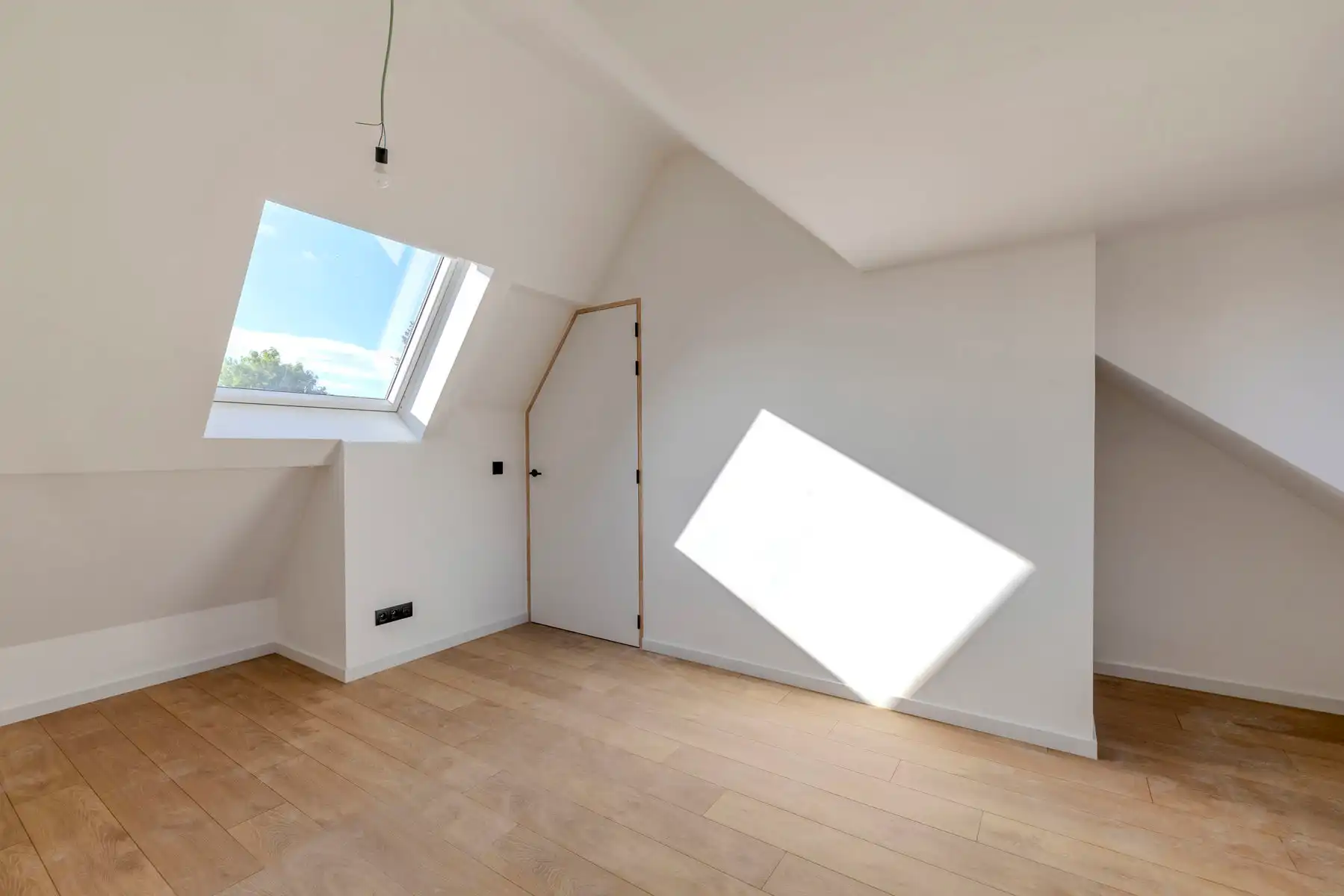 Gerenoveerde woning met 3 slpks, tuin en garage foto 17
