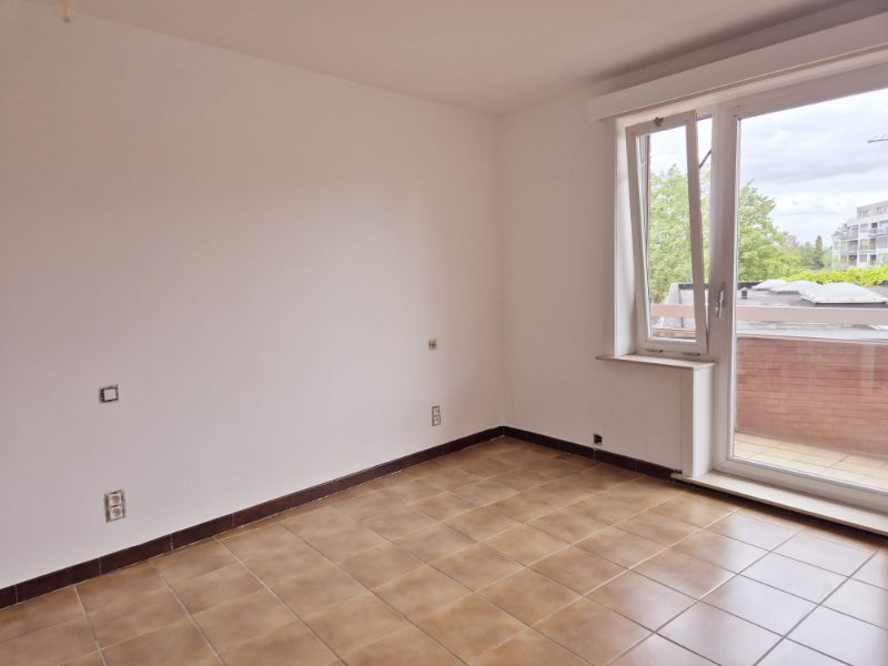 Roeselare-stadskern. Naast het Geytepark is dit vernieuwd twee-slaapkamerappartement gelegen op de tweede verdieping met prachtige zichten. Terras van 8.5m2. VERNIEUWD ! foto 13