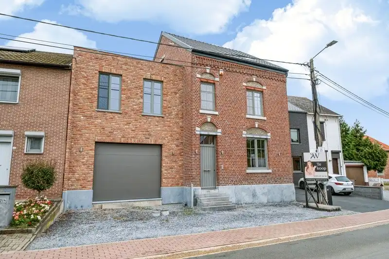 Karaktevolle eengezinswoning met garage en ruime tuin foto {{pictureIndex}}