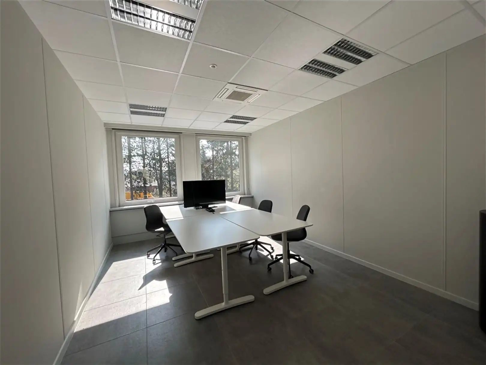 Multifunctioneel kantoorgebouw met veel parking te Houthalen foto 19